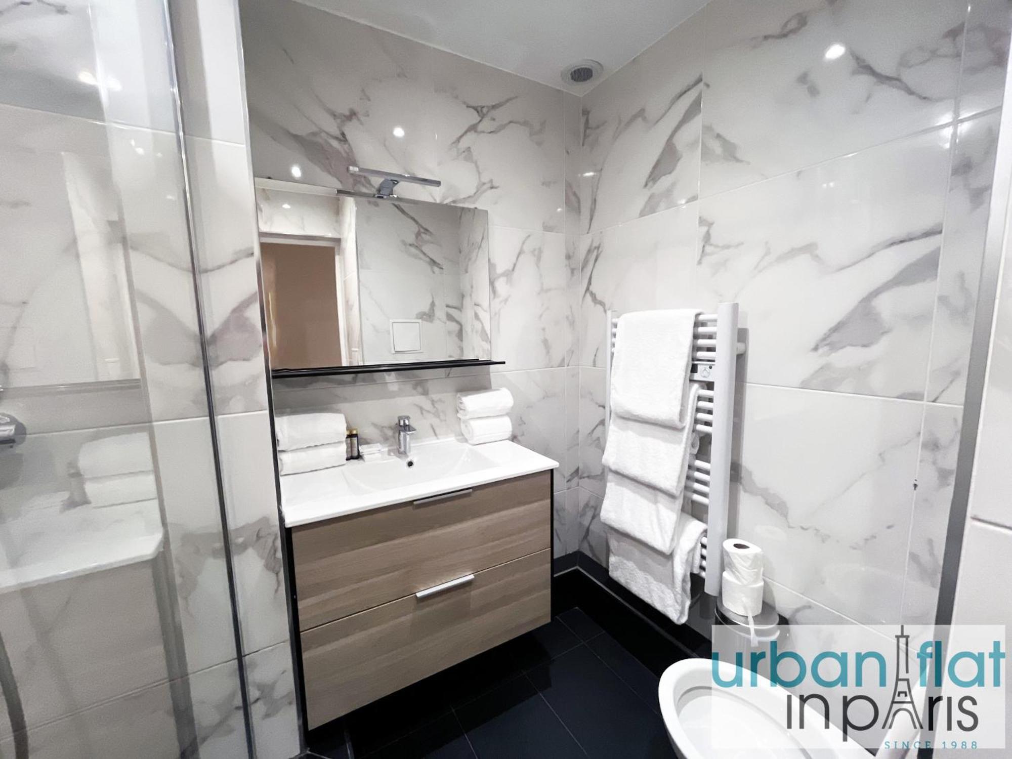 Urban Flat 182 - Spacious 4 Bedroom Flat In Appartement Paris