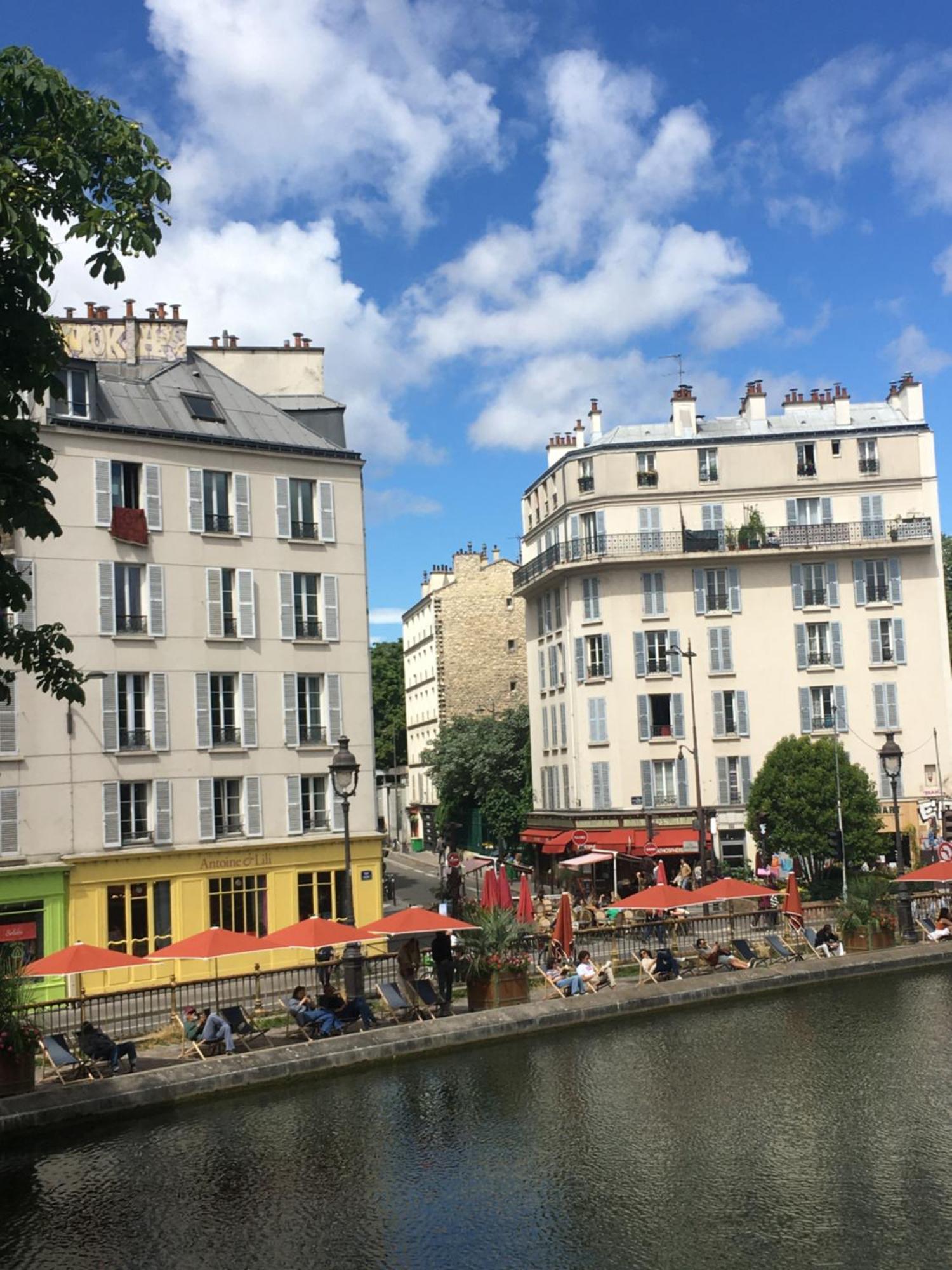 A Paris, Au Bord De L'eau