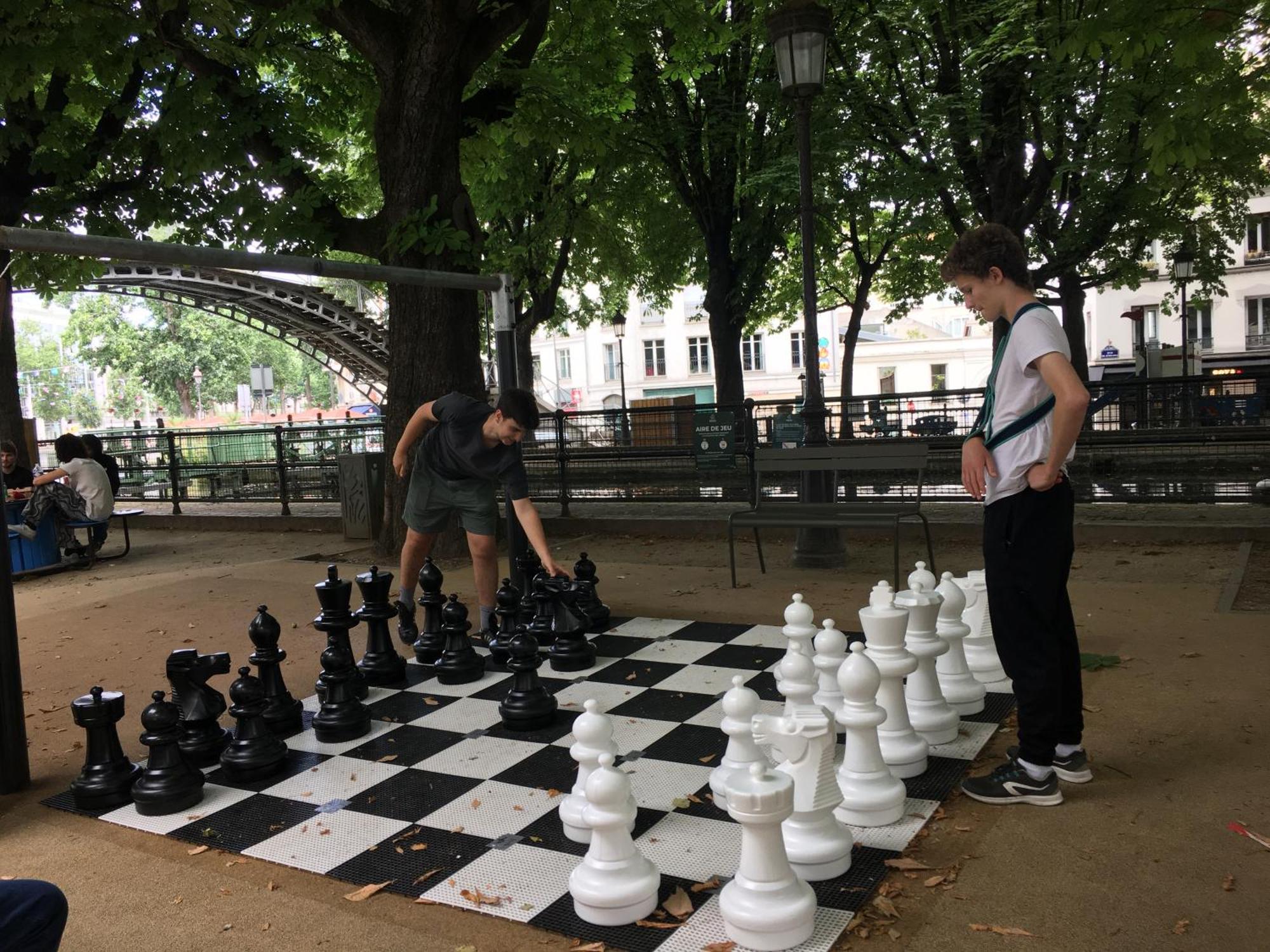 A Paris, Au Bord De L'eau Paris