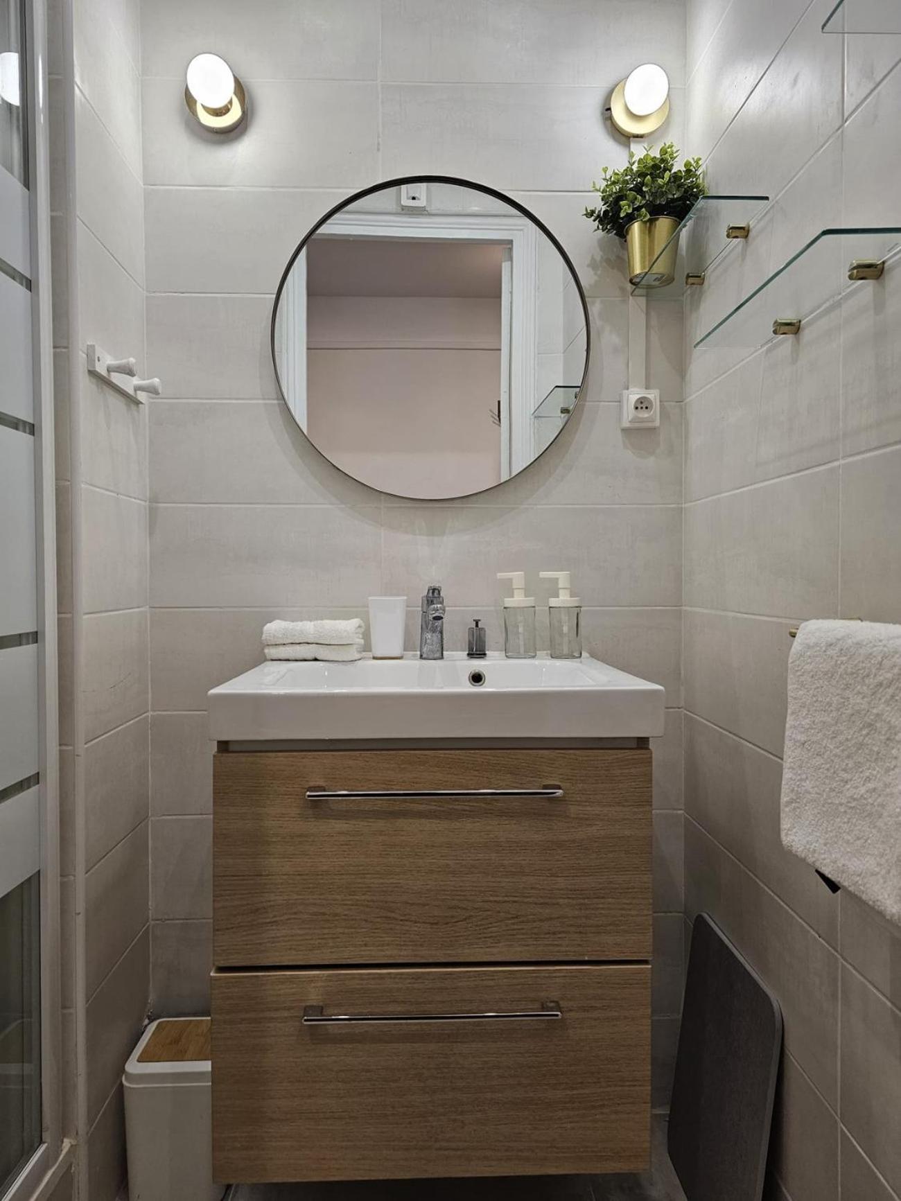 Beautiful 1 Bedroom Flat In 17th Appartement