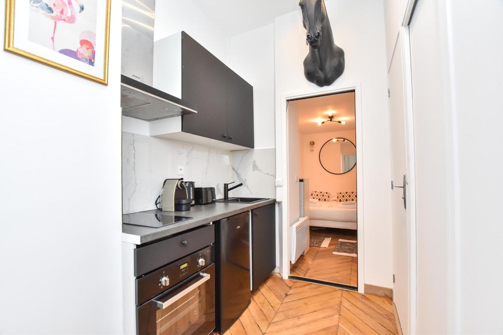 Cozy Nest Just Steps Away From The Lively Nation District Apartment *