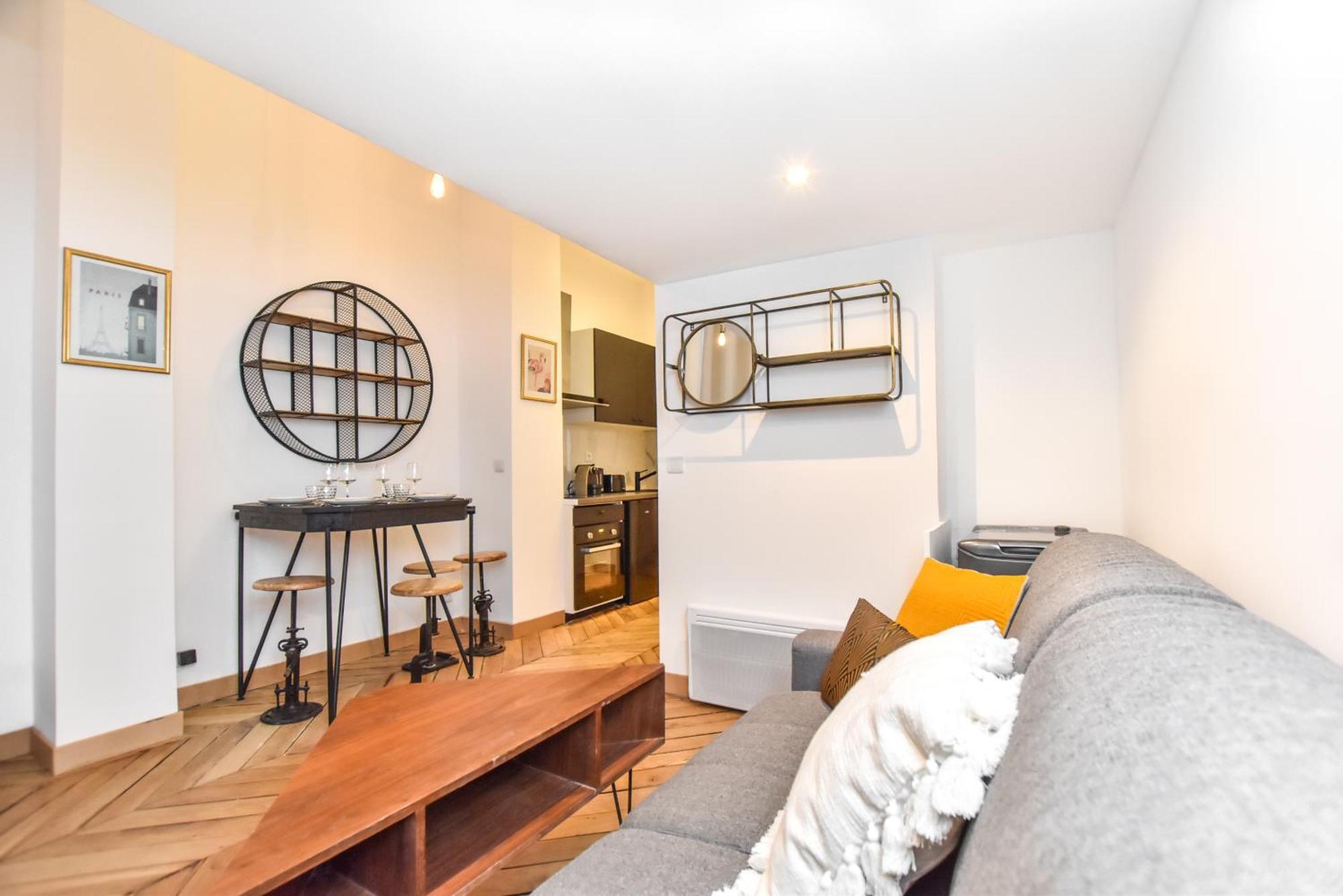 Cozy Nest Just Steps Away From The Lively Nation District *