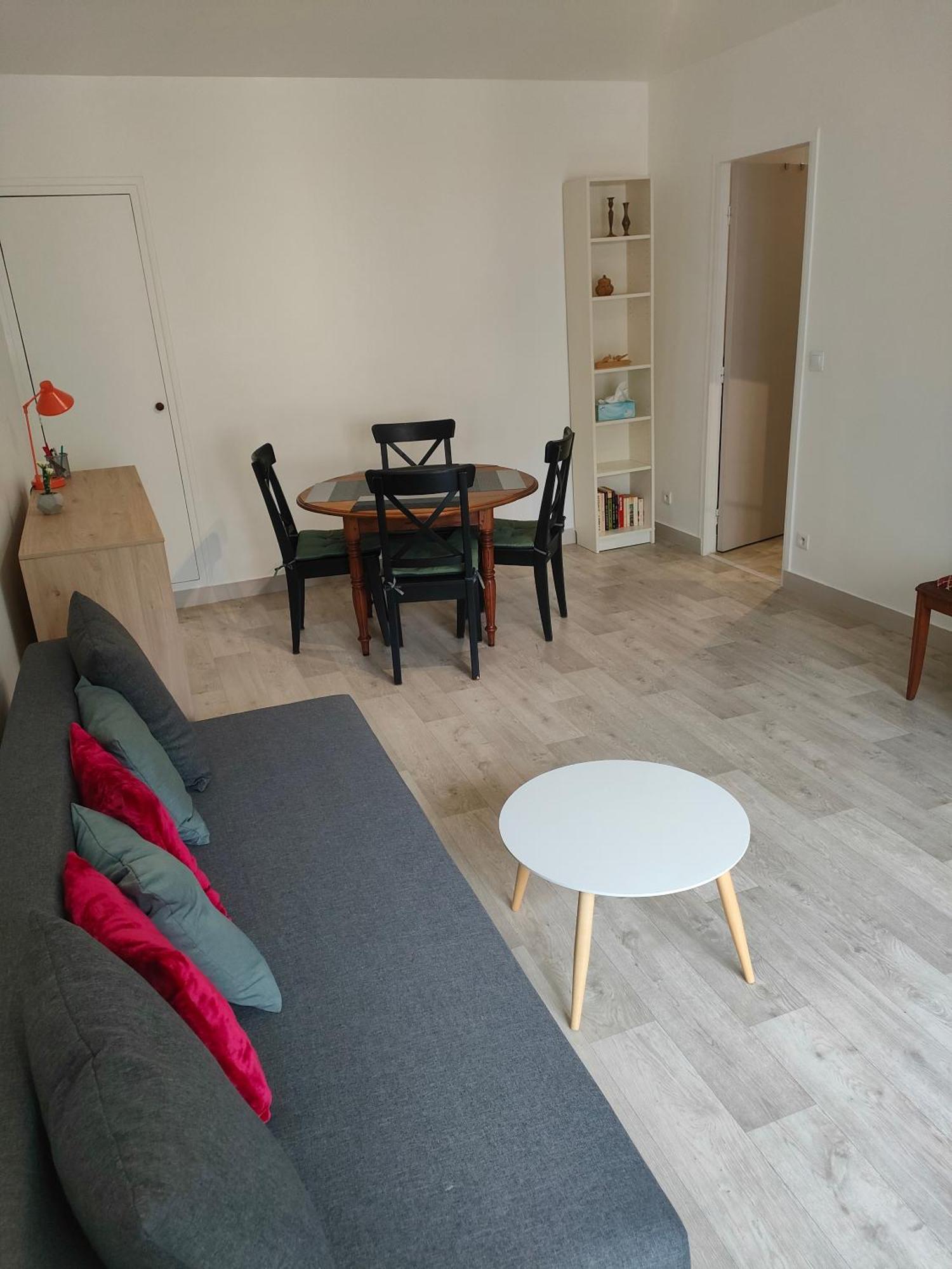 Location D'appartements 47 M * Paris