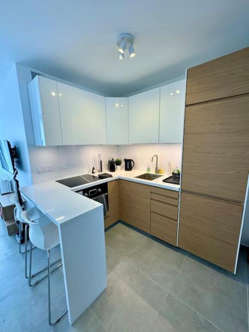 Newly Refurbished Modern Apartment *