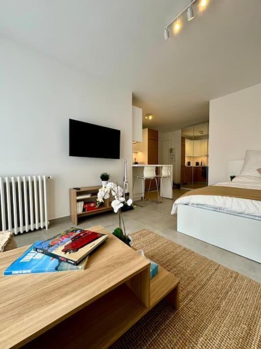 Newly Refurbished Modern * Paris