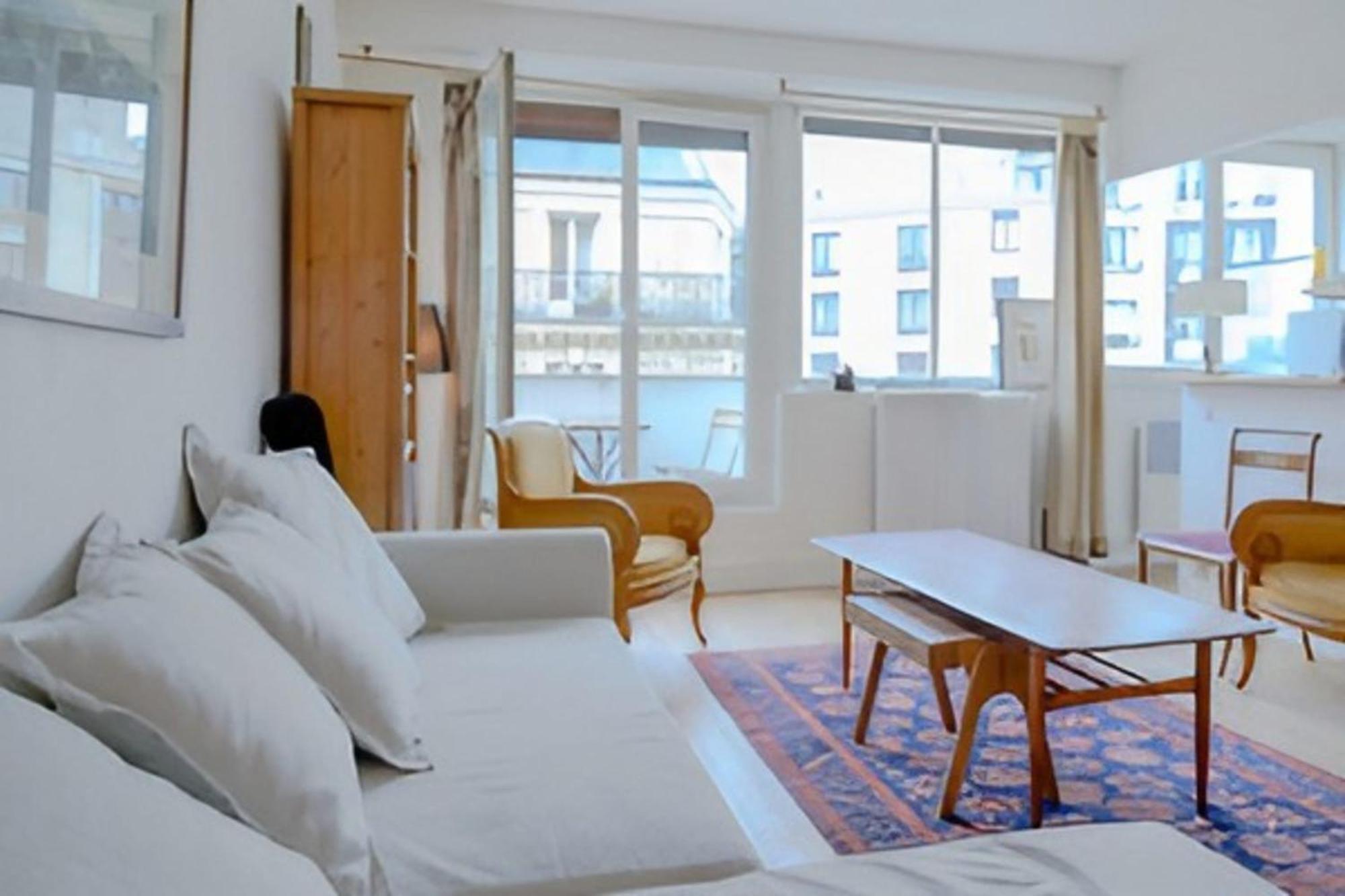 Comfortable Cocoon With Balcony Paris