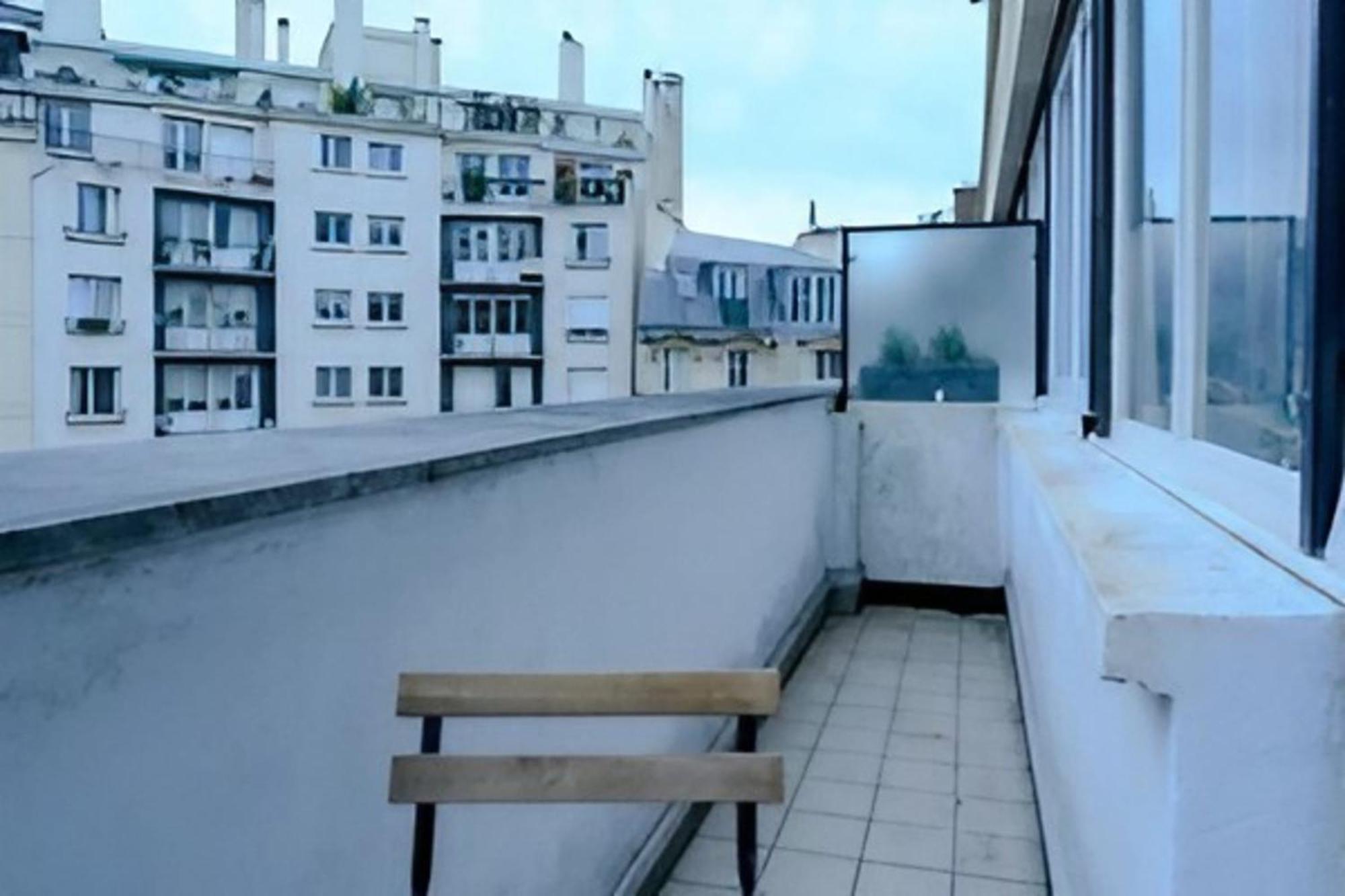Comfortable Cocoon With Balcony Apartment