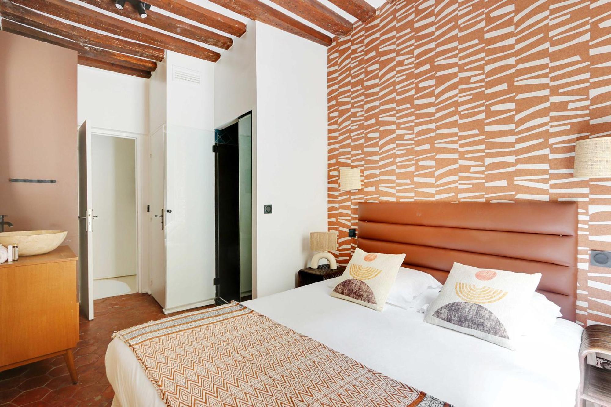 Refinement & Parisian Charm - Marais Apartment *