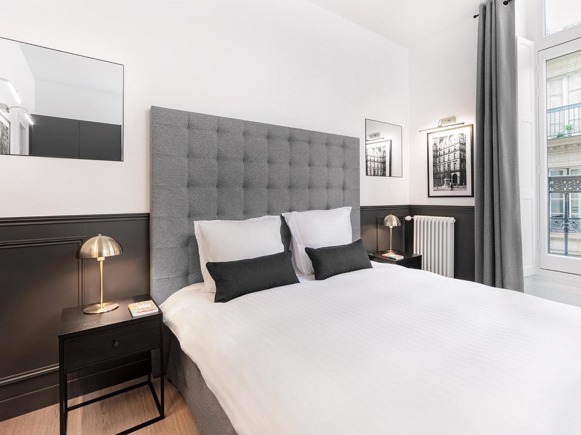 Livinparis Luxury Ac 3 Bedrooms Le Louvre Ii Apartment Paris
