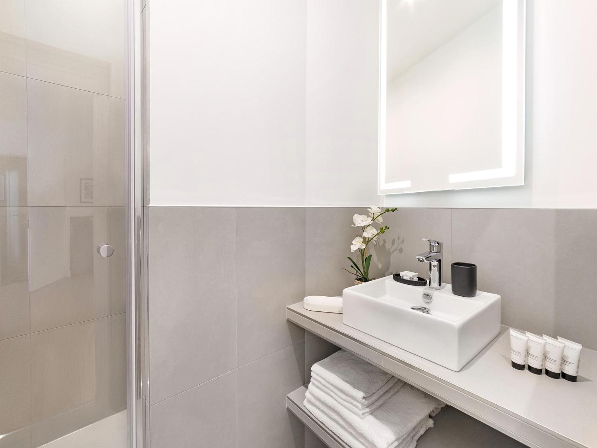 Apartment Livinparis Luxury Ac 3 Bedrooms Le Louvre Ii Paris