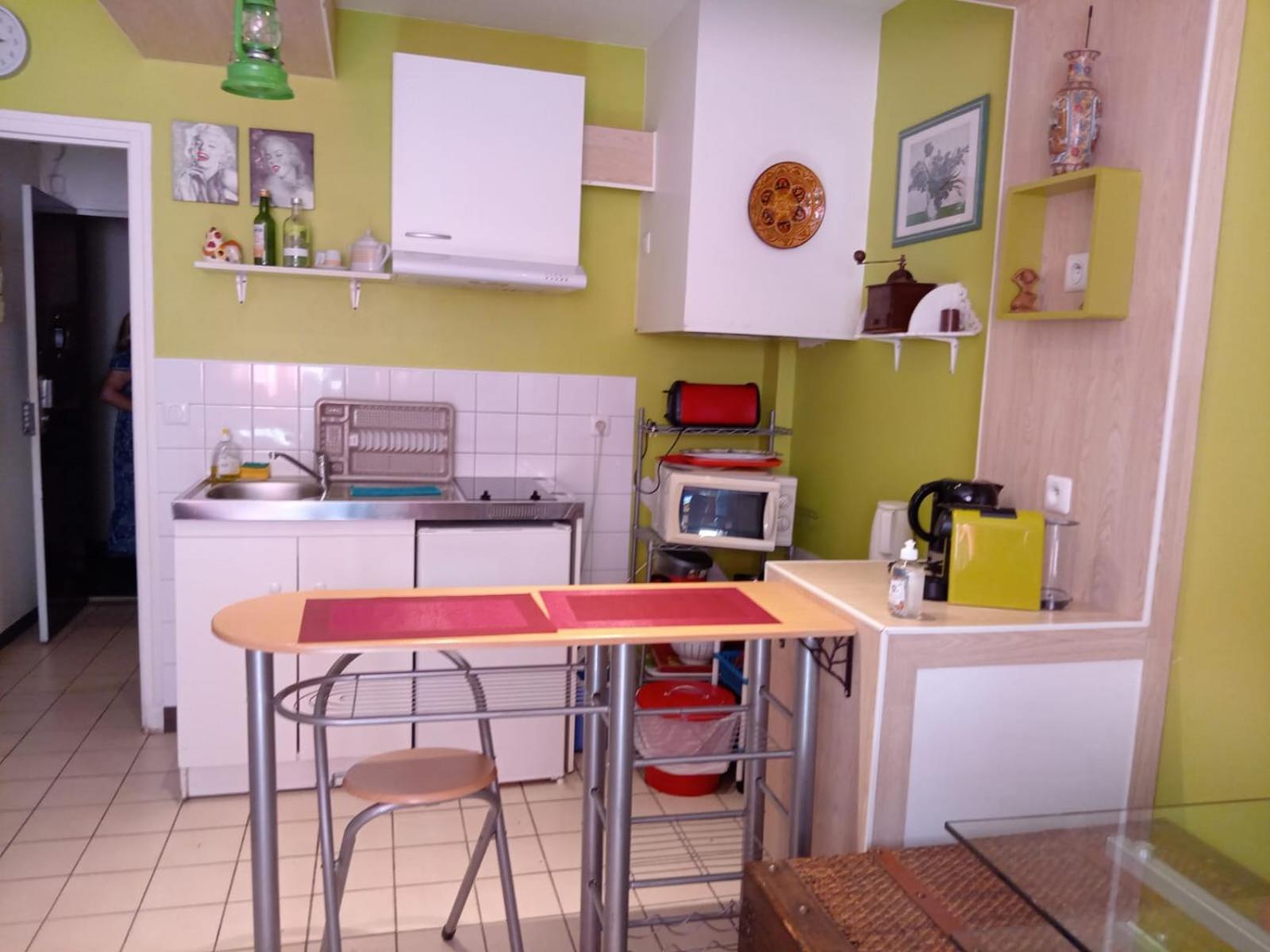 Métro Pigalle,garçonnière 25 M2, 3 Per, Cabarets Théâtres,restaurants,tout Confort Appartement Paris