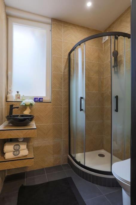 Apartment Sublimappartlamarquisepariscenter2bathr Paris