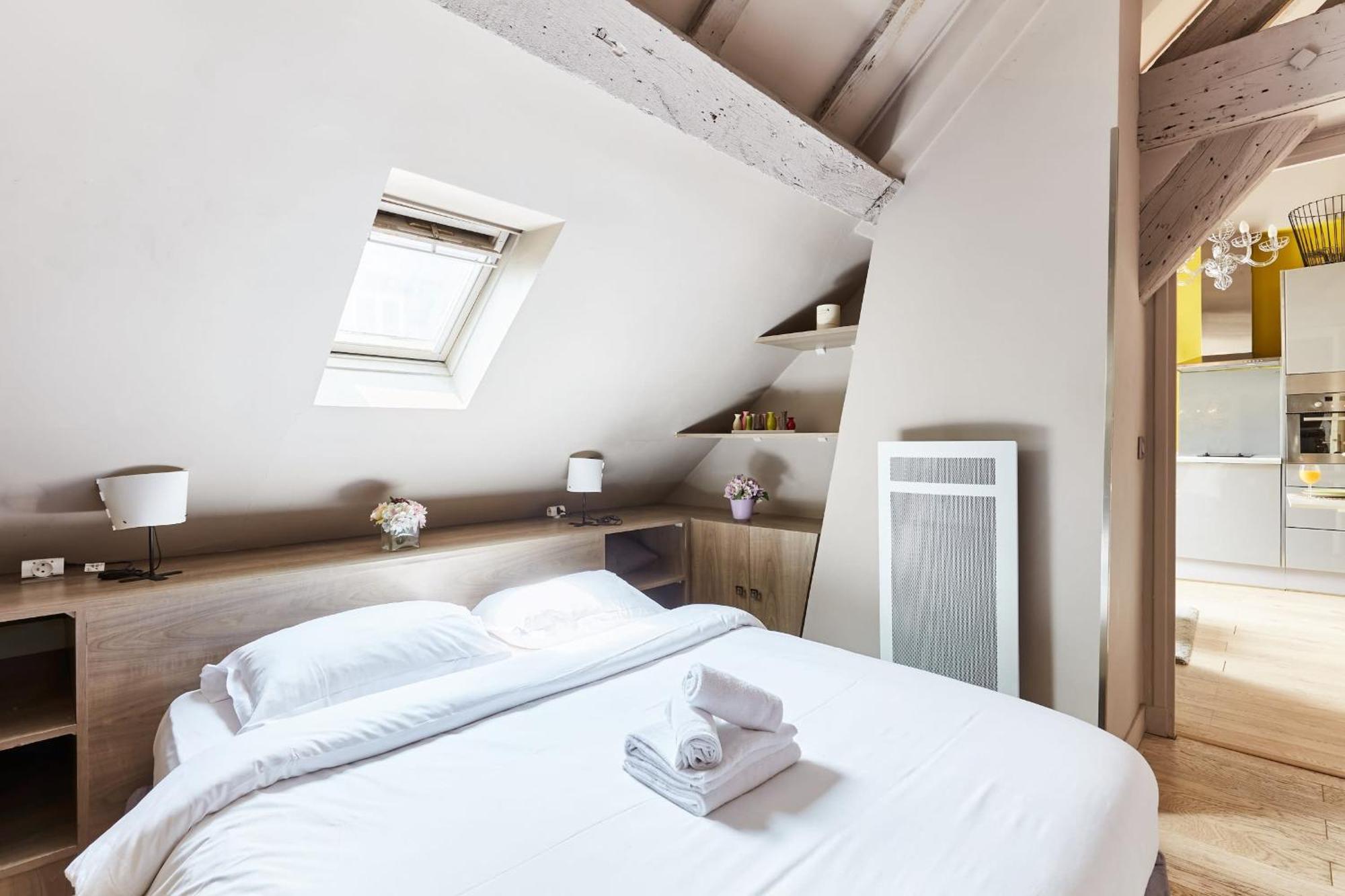 Place Des Vosges - 1br With Balcony - Cityapartmentstay *