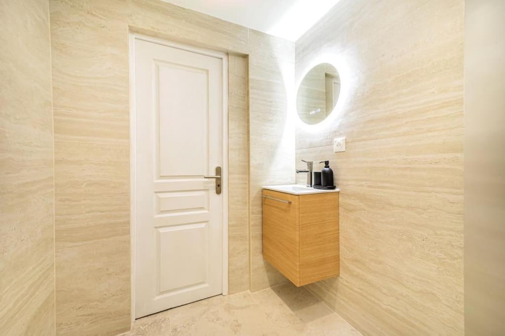 3 Personnes Proche Champs Elysees * Paris