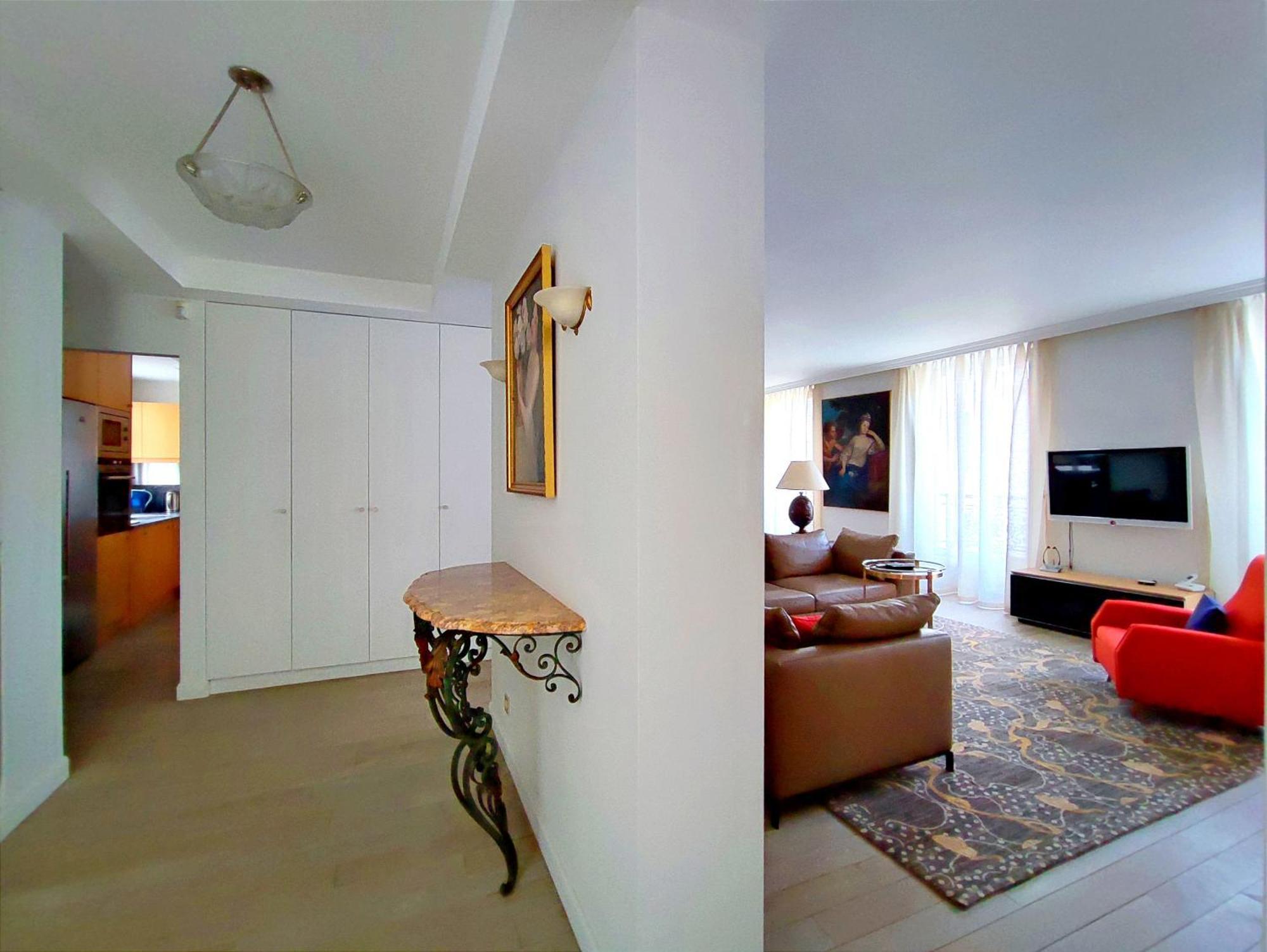 Rue De L'universite - 7 Apartment