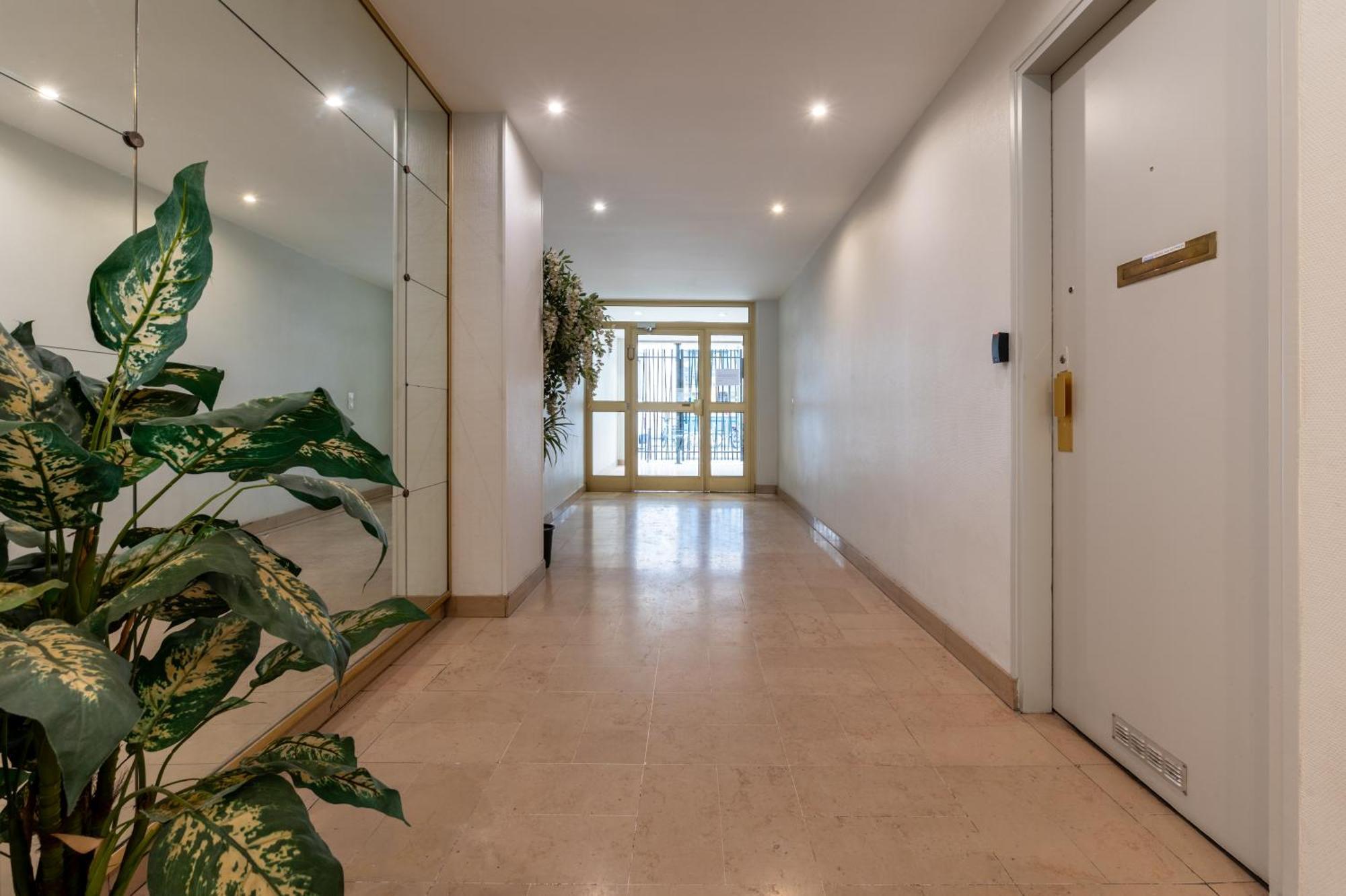 Stylish 1bd Flat With Patio Rue Des Petites Ecuries Apartment *