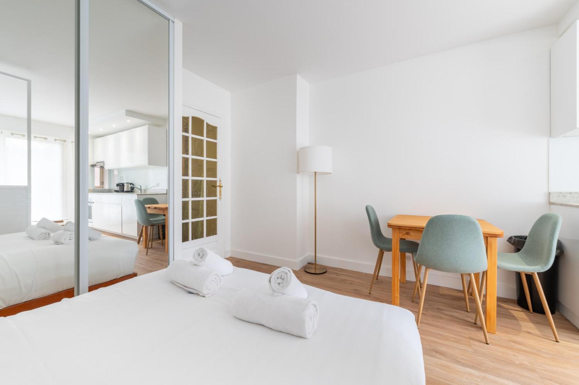 Apartment Stylish 1bd Flat With Patio Rue Des Petites Ecuries *