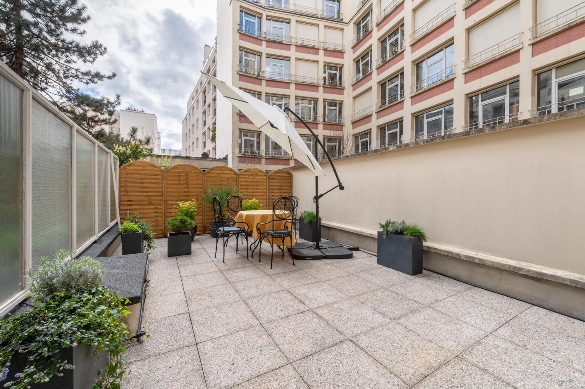 Apartment Stylish 1bd Flat With Patio Rue Des Petites Ecuries Paris