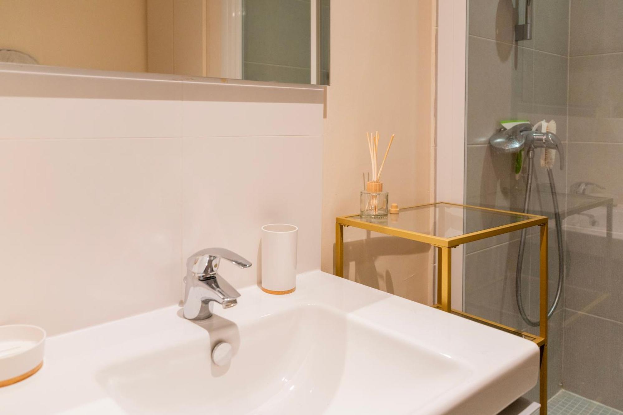 Chic Monceau Retreat Apartment