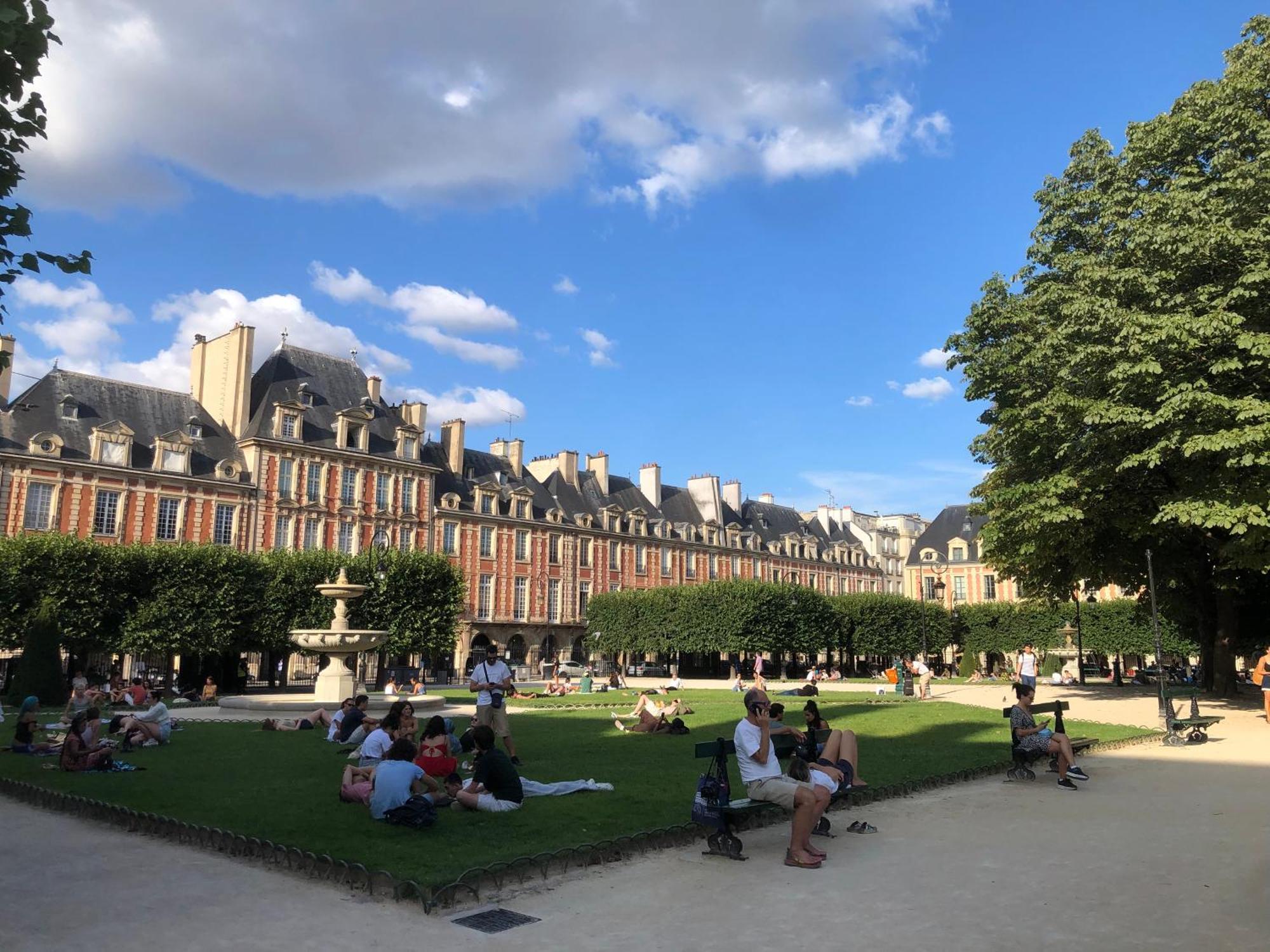 At Saint-paul, Le Marais Apartment Paris