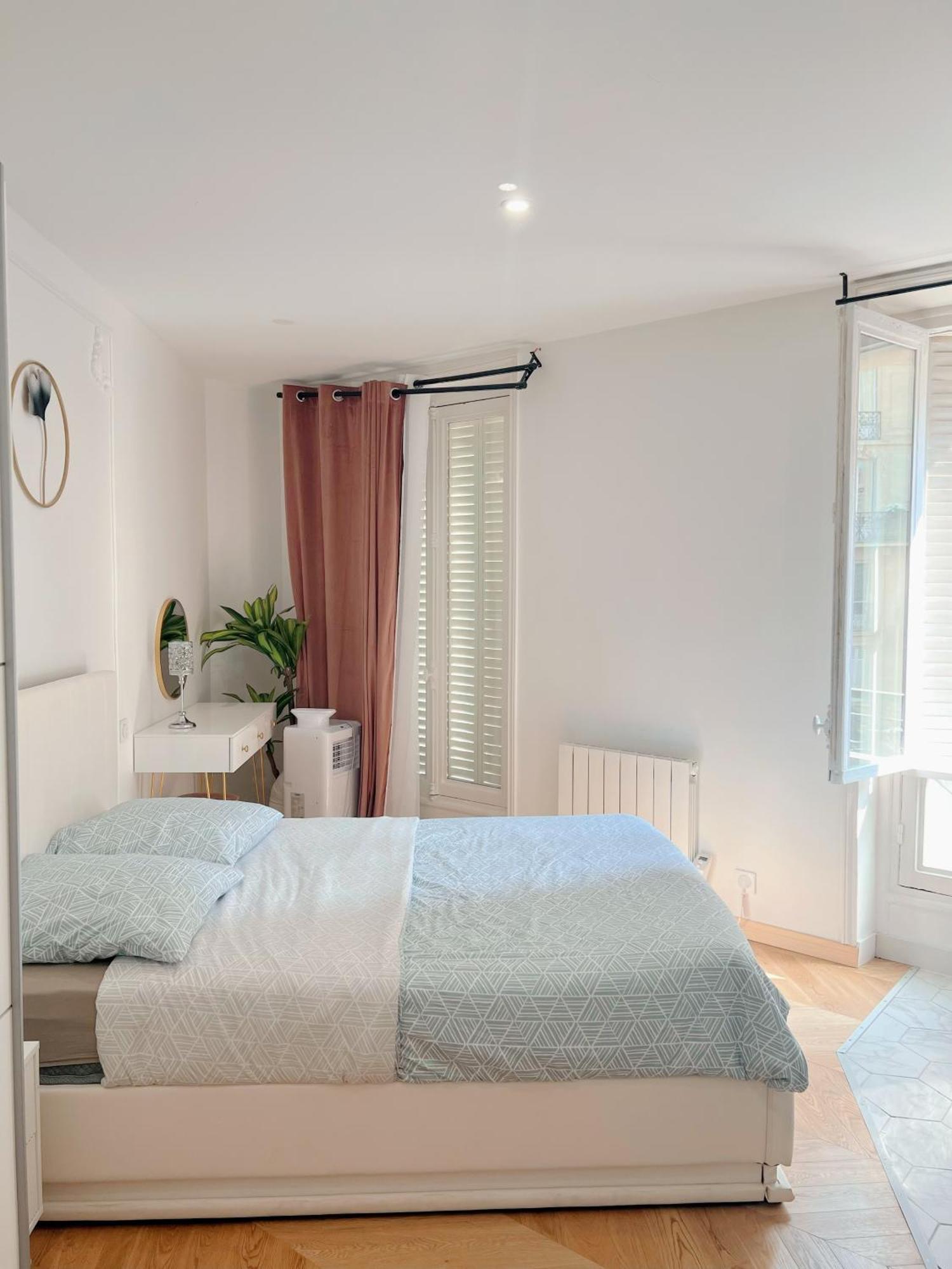 De Luxe Juste A Cote Des Champs-elysees * Paris