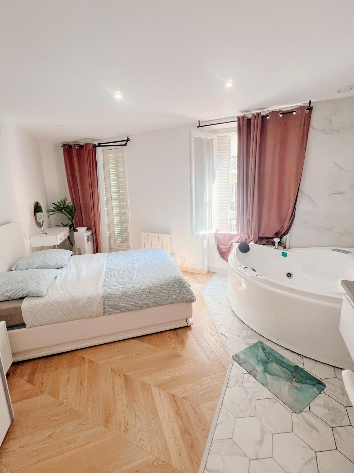 De Luxe Juste A Cote Des Champs-elysees Appartement