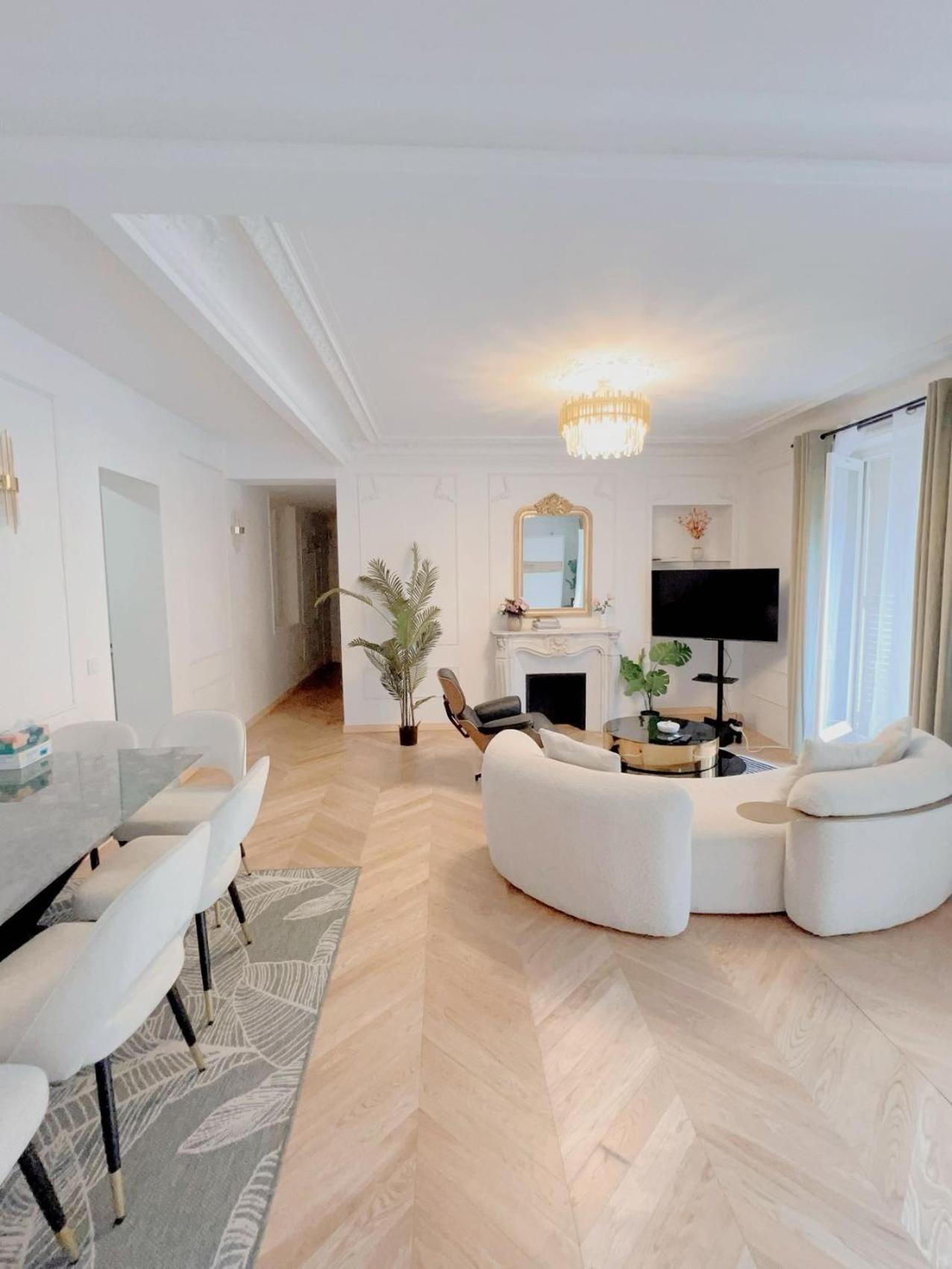 De Luxe Juste A Cote Des Champs-elysees * Paris