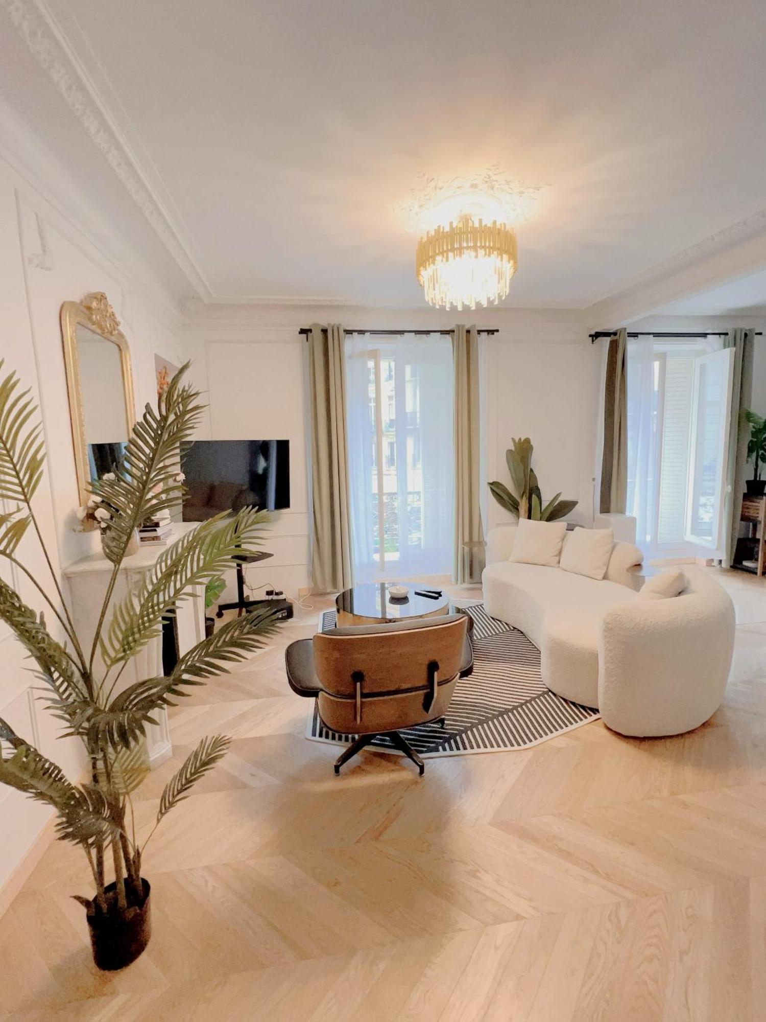 De Luxe Juste A Cote Des Champs-elysees * Paris
