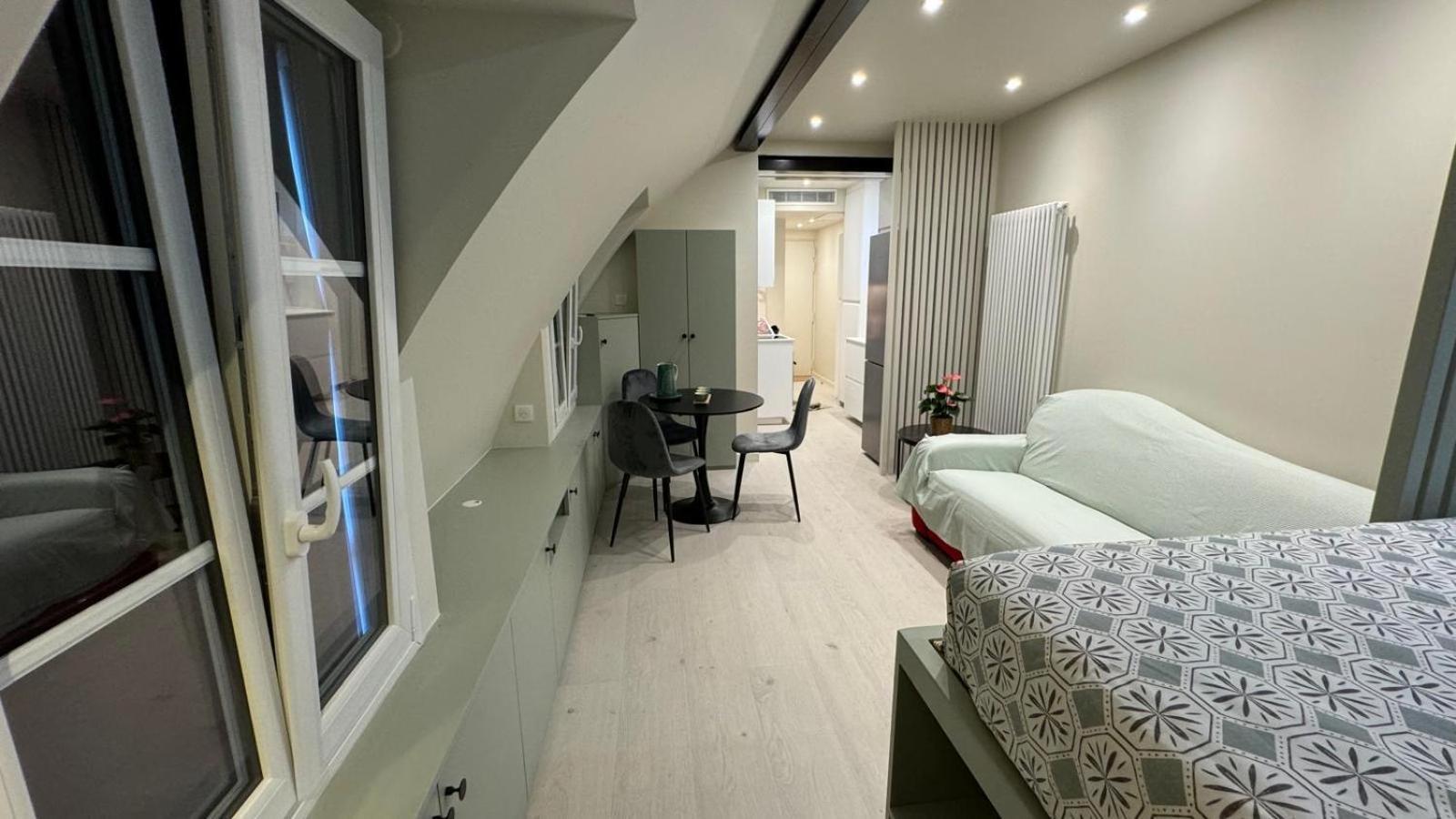 Charmant Studio Renove Avec Vue Sur Les Toits De 7e Arrondissement Apartment Paris