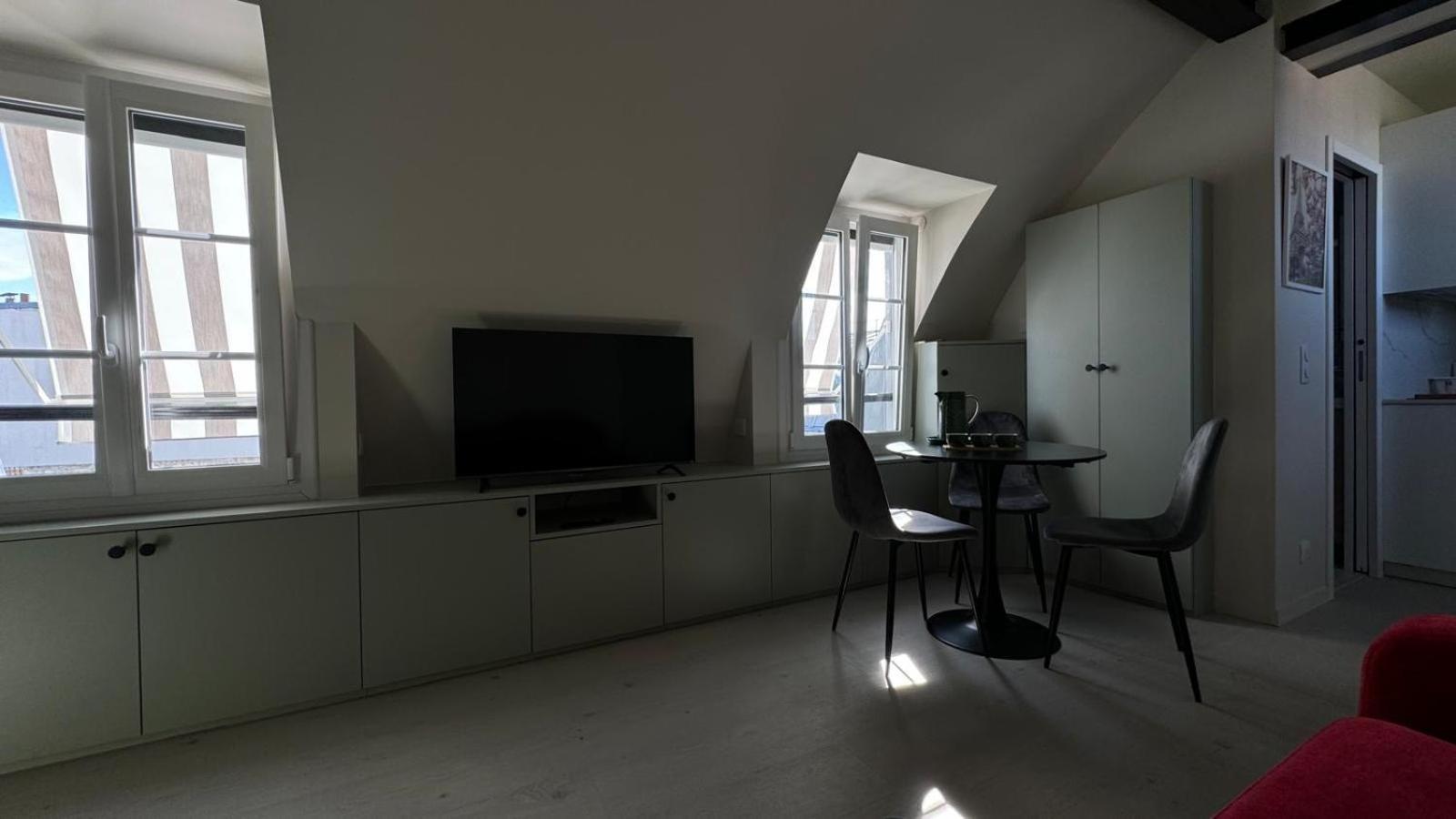 Charmant Studio Renove Avec Vue Sur Les Toits De 7e Arrondissement Apartment