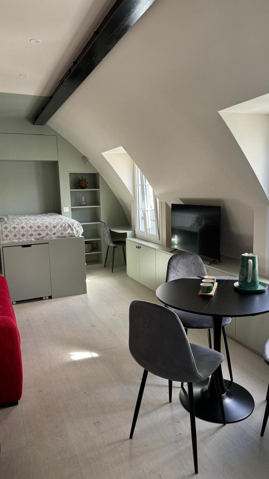 Charmant Studio Renove Avec Vue Sur Les Toits De 7e Arrondissement * Paris