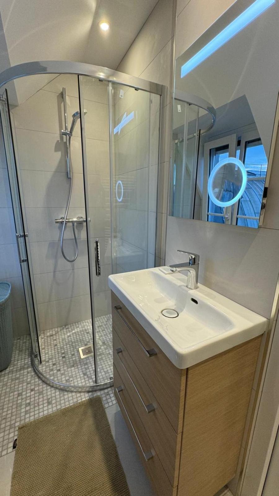 Charmant Studio Renove Avec Vue Sur Les Toits De 7e Arrondissement Apartment Paris