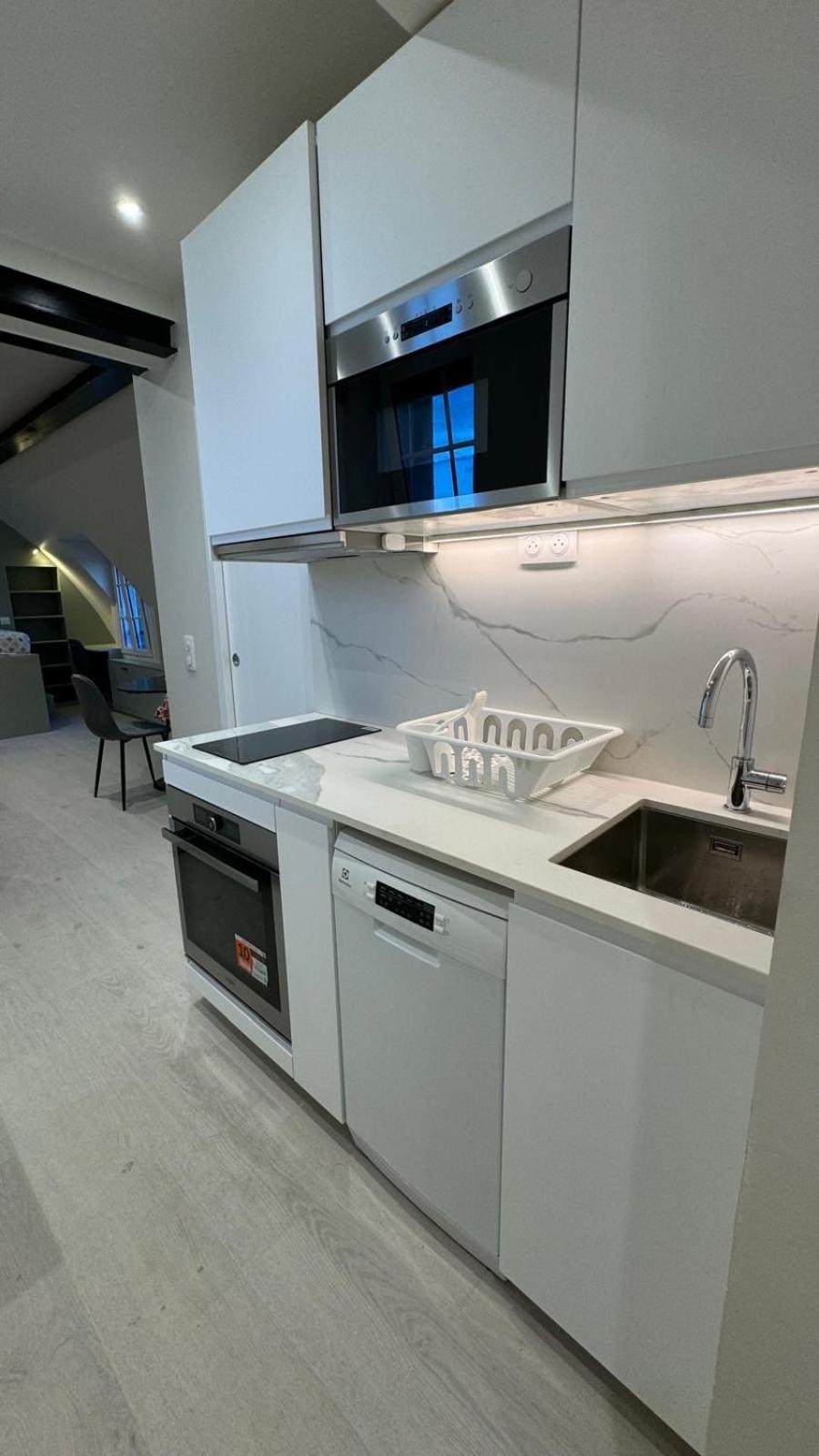 Charmant Studio Renove Avec Vue Sur Les Toits De 7e Arrondissement Apartment