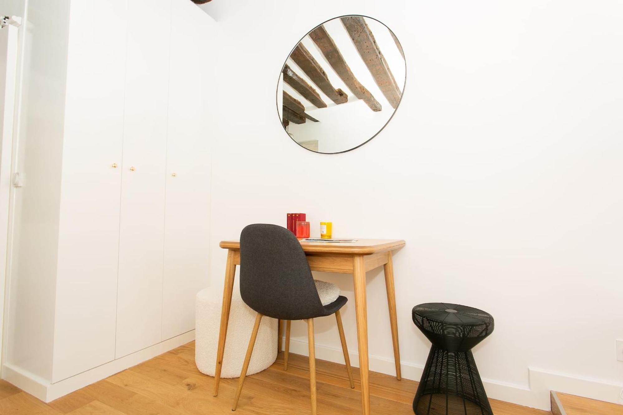 Ile Saint-louis & Pont De La Tournelle - Cityapartmentstay Apartment