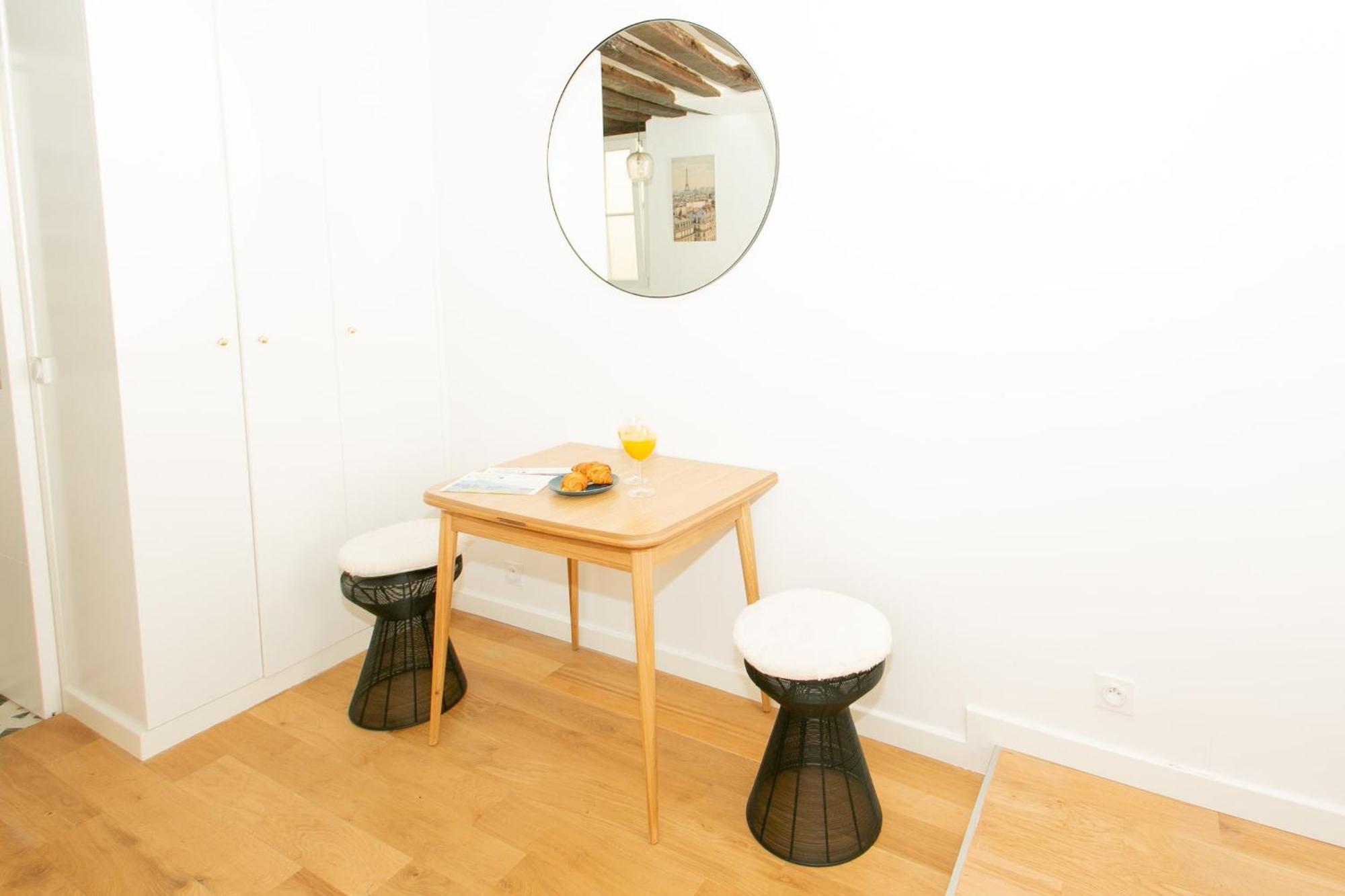 Ile Saint-louis & Pont De La Tournelle - Cityapartmentstay Apartment