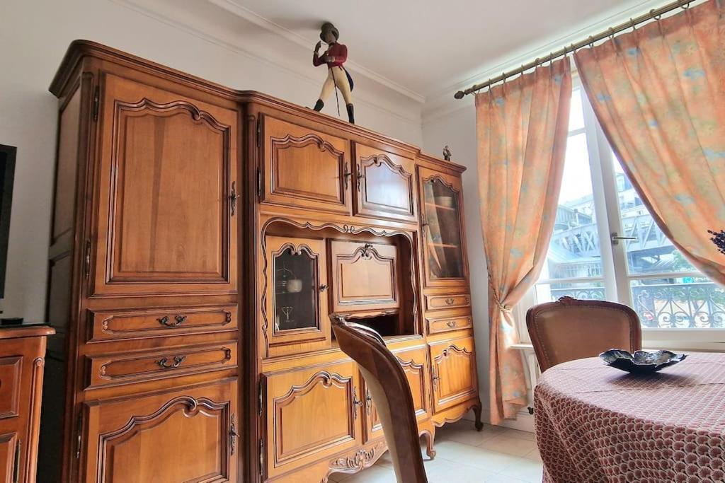 Appartement Christina : A Deux Pas De La Tour Eiffel