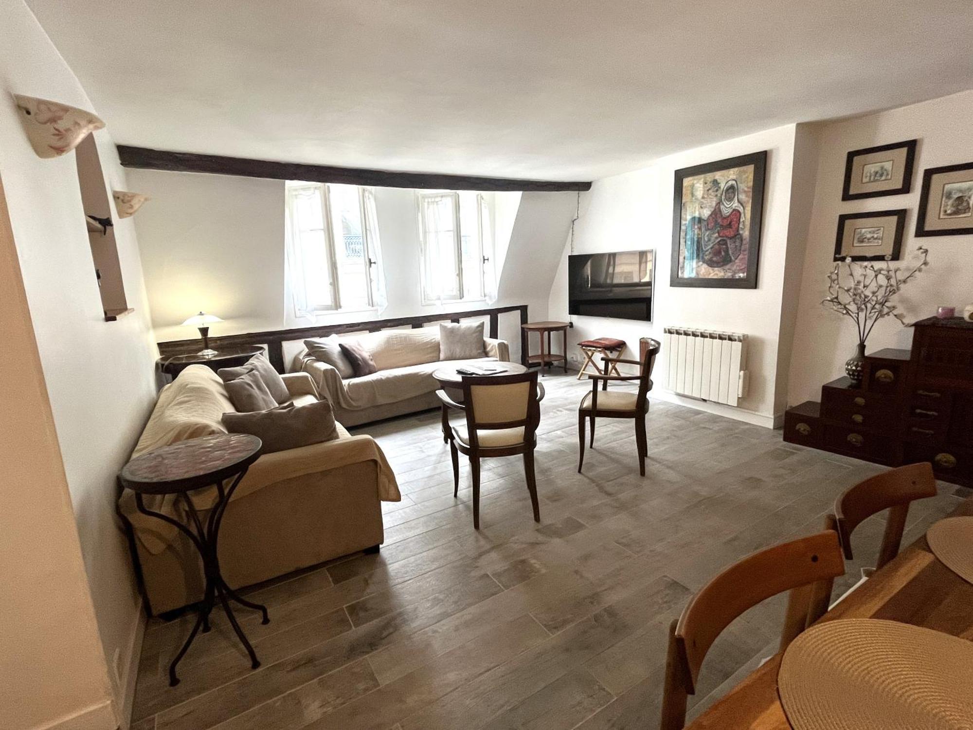 Typical Marais 3 Bedroom - Beaubourg