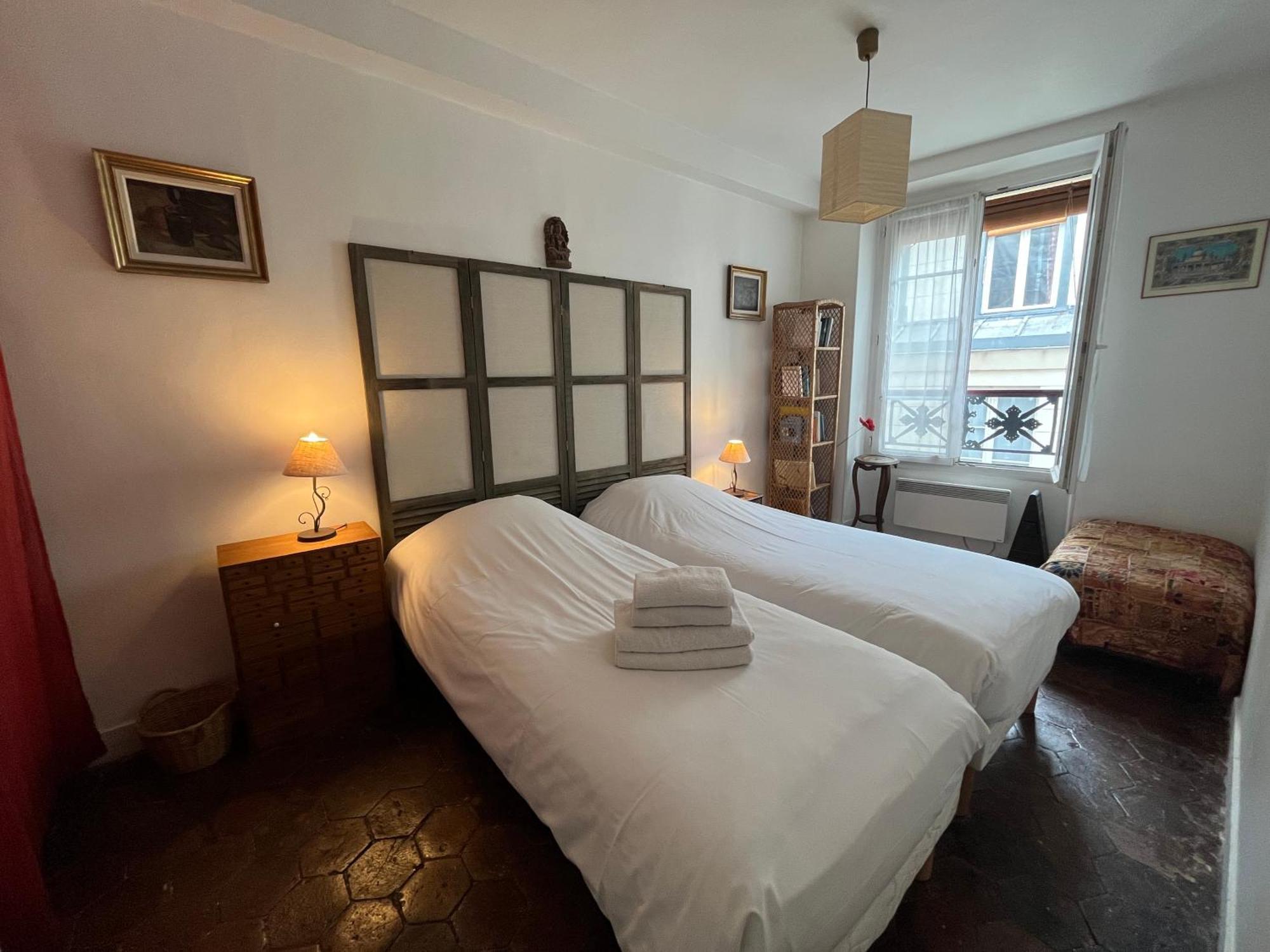 Apartment Typical Marais 3 Bedroom - Beaubourg Paris