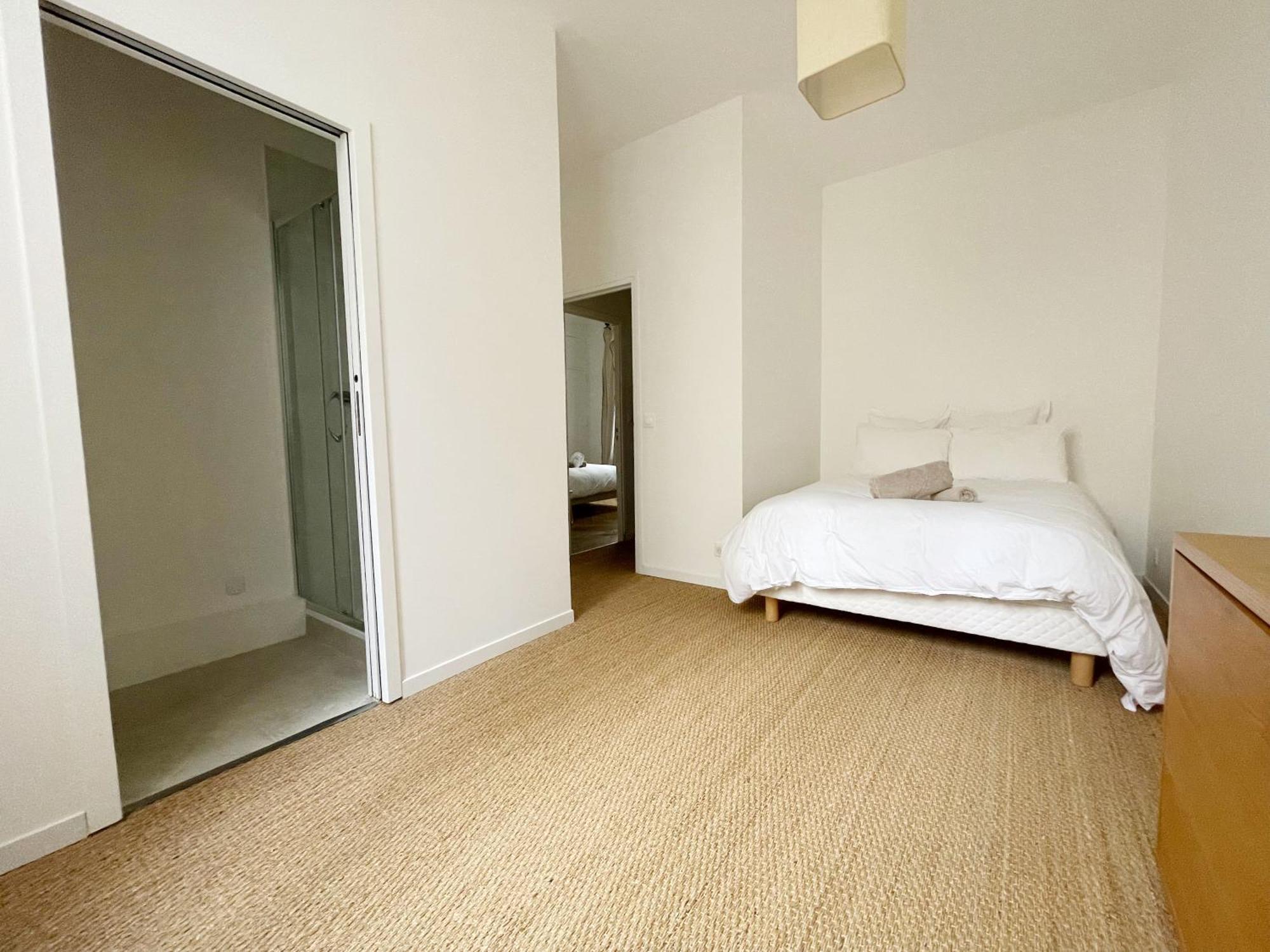 Spacious 3br Flat / Madeleine