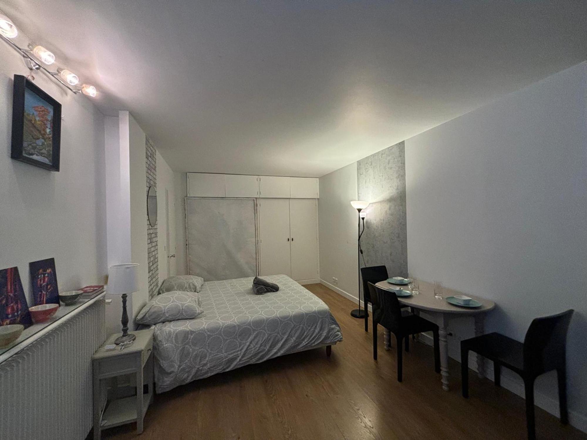 Des Champs Elysees Apartment *