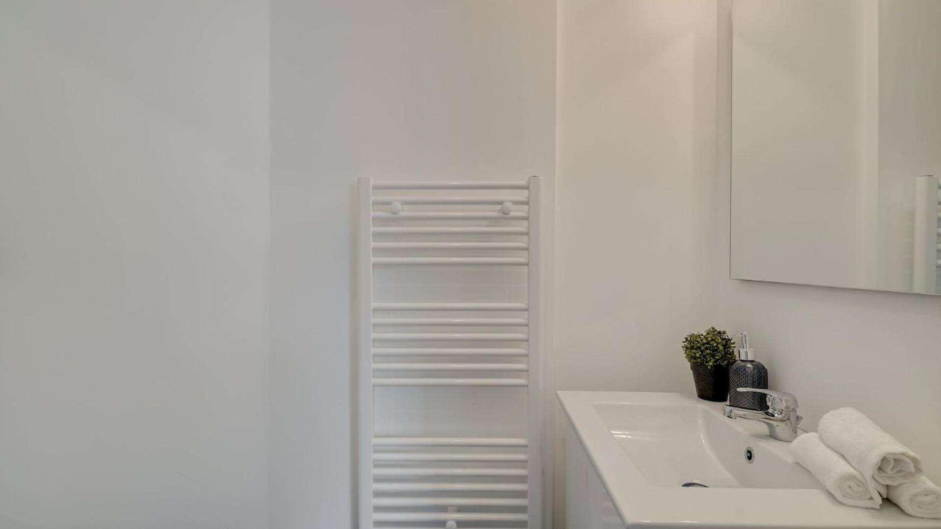 Apartment 144 Bebesse, Superb Apt, 3 Bdr, Paris