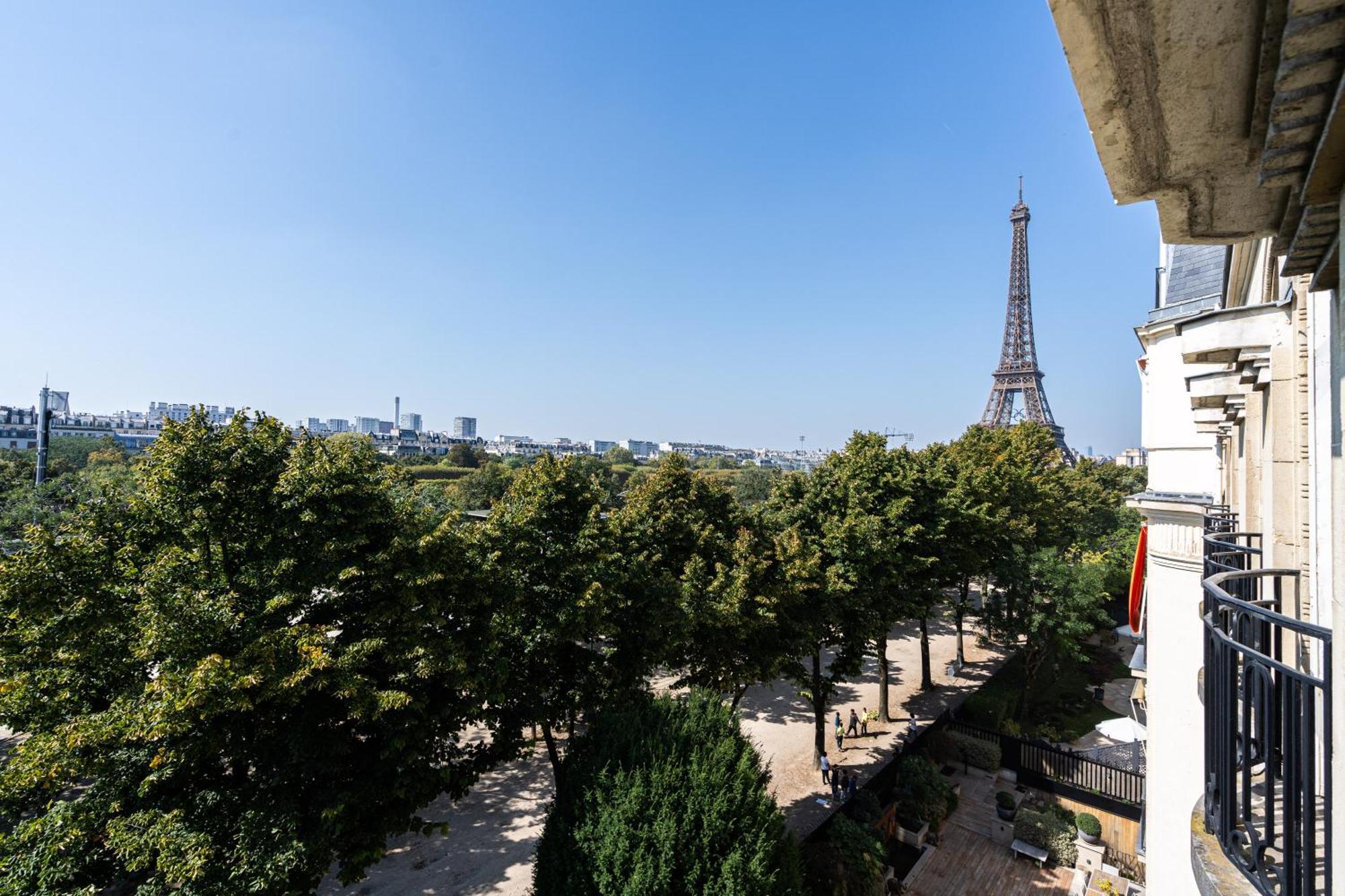 Luxury 4 Bedroom Eiffel Tower View Apartment Paris