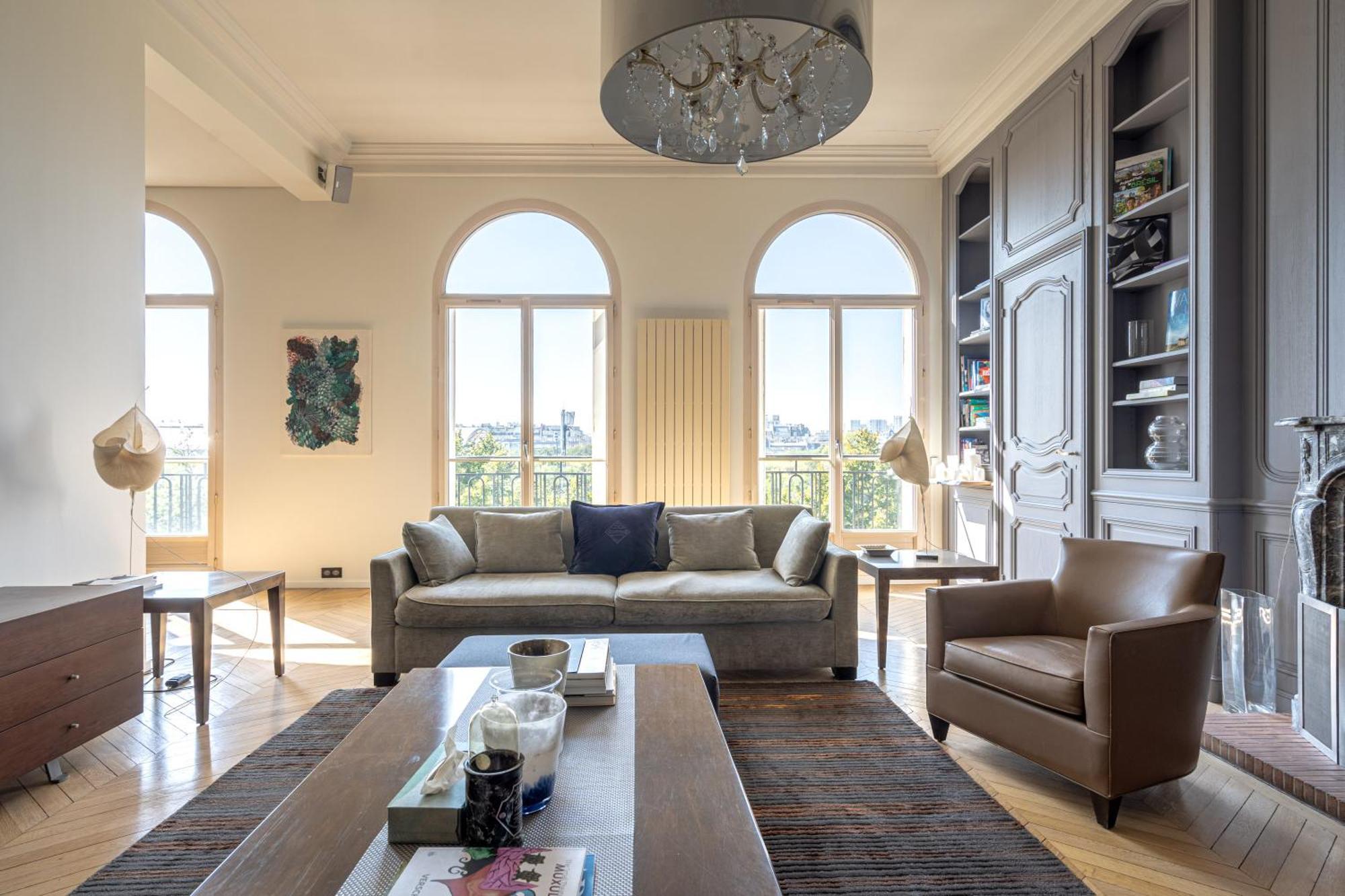 Luxury 4 Bedroom Eiffel Tower View Apartment *