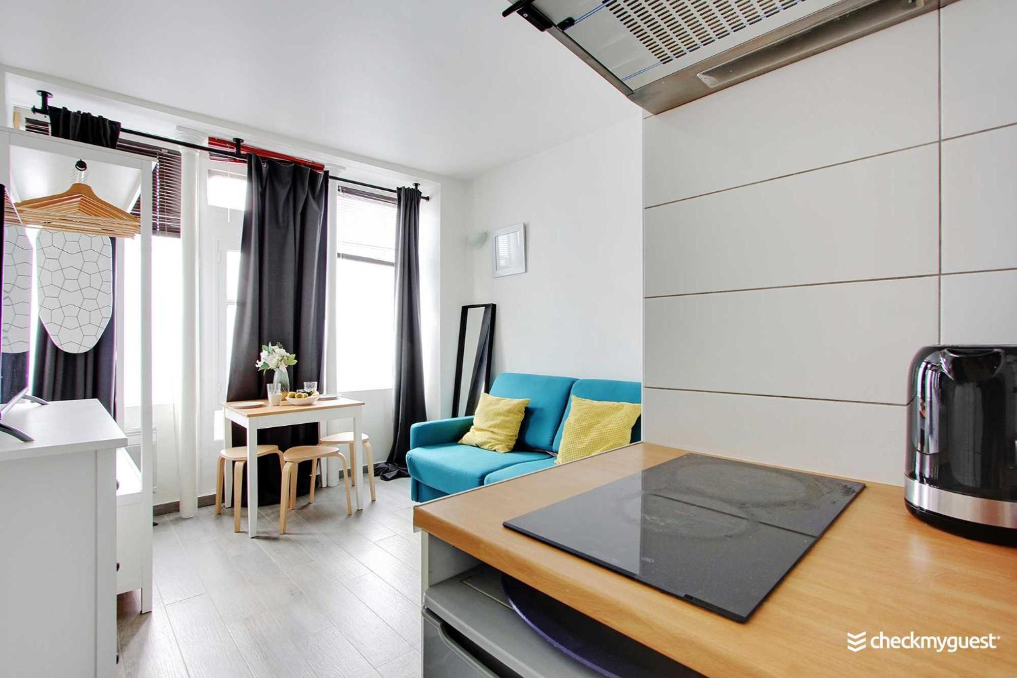 A Parisian Experience For 2 - Place De Clichy Apartment