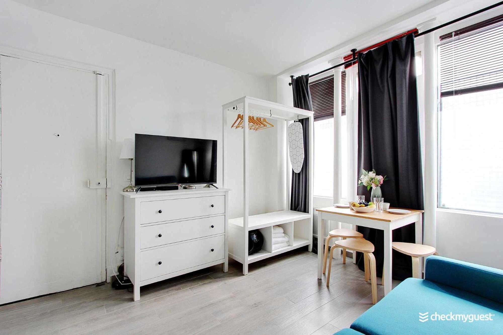 A Parisian Experience For 2 - Place De Clichy Apartment *