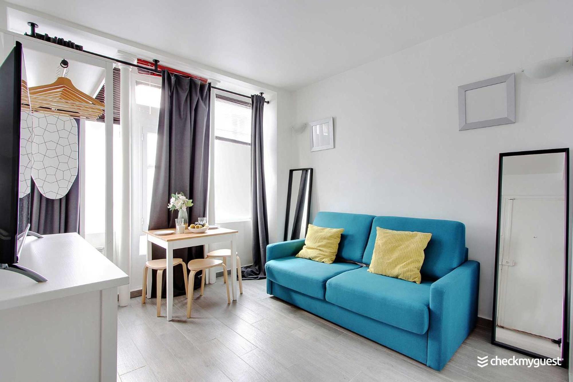 A Parisian Experience For 2 - Place De Clichy Apartment Paris