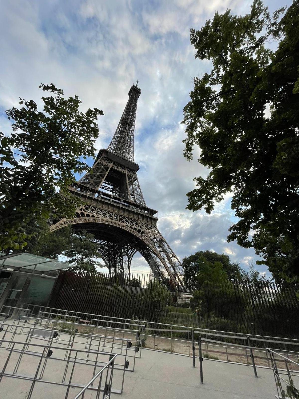 Bonito Cerca De La Torre Eiffel Paris