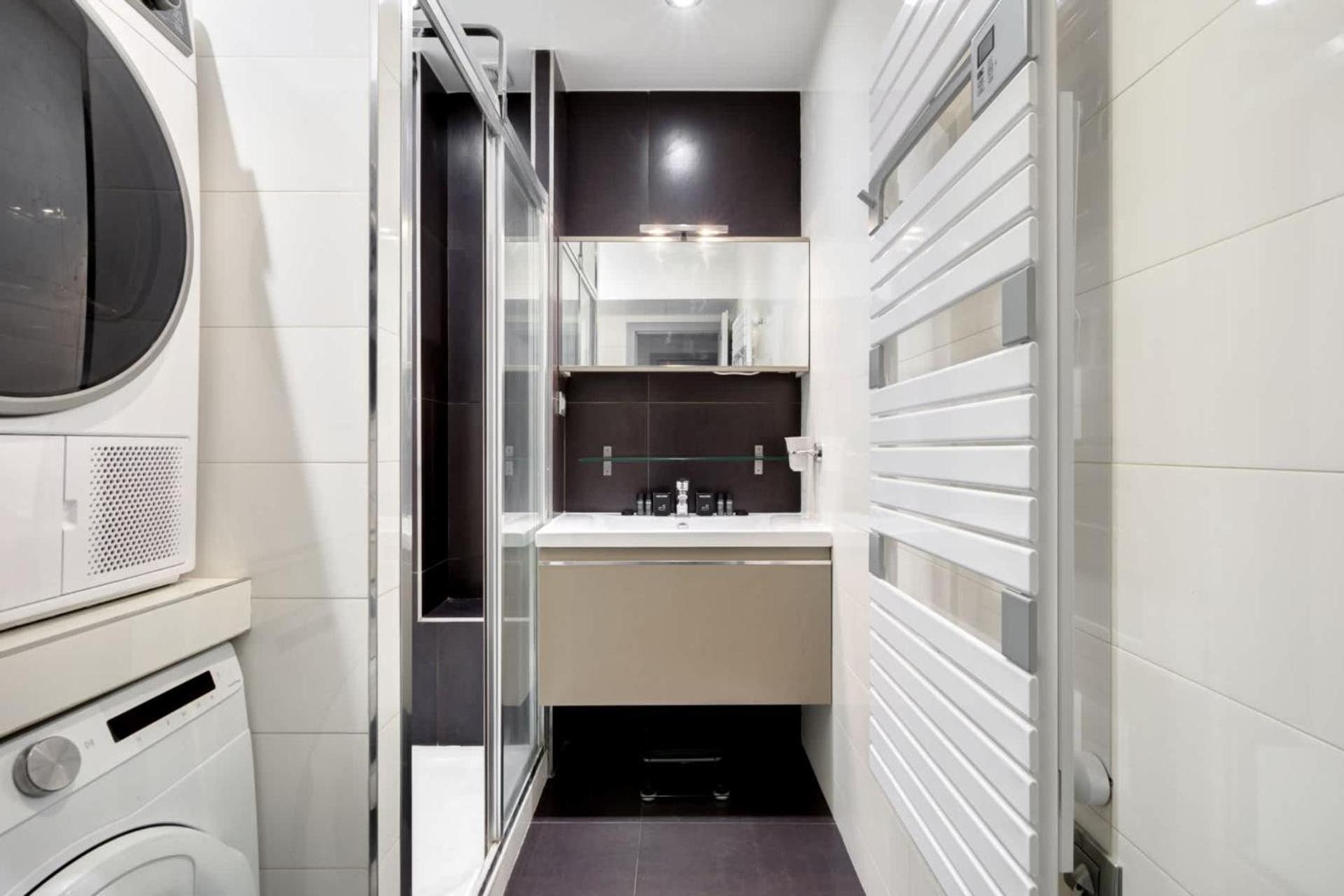Moderne Avec Cuisine Equipee Et Balcon Apartment Paris