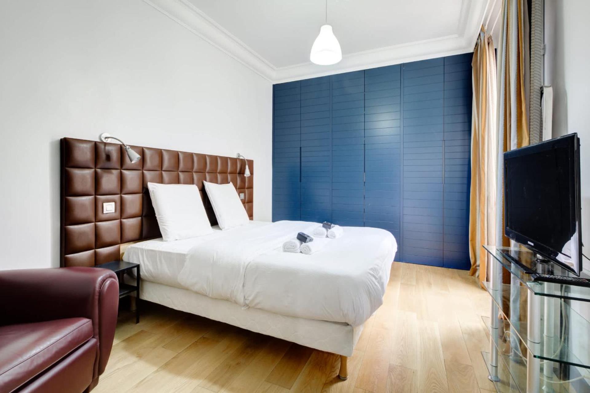 Moderne Avec Cuisine Equipee Et Balcon Paris