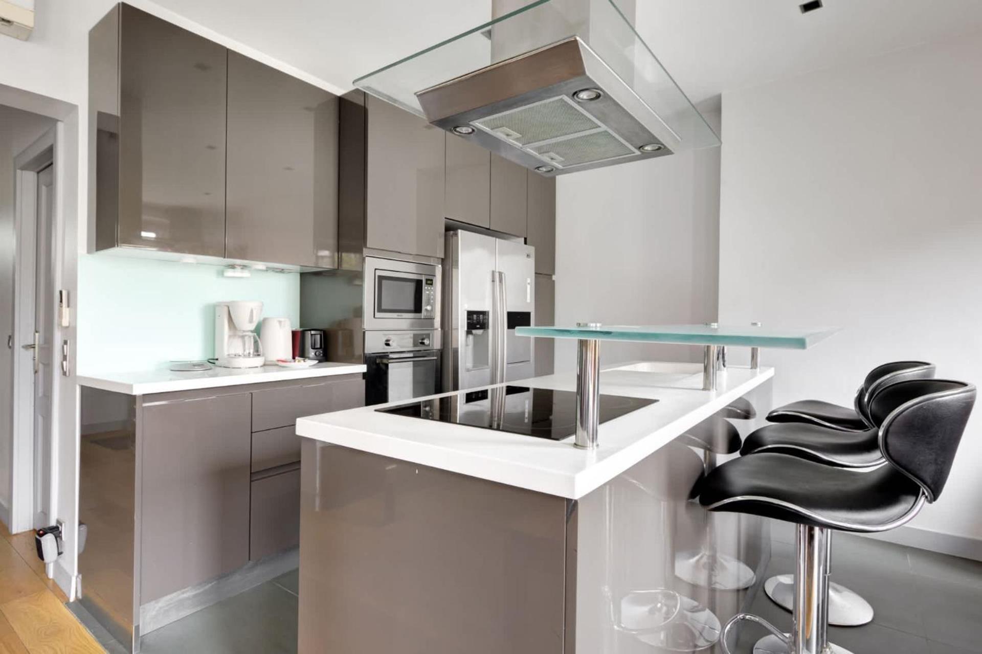 Moderne Avec Cuisine Equipee Et Balcon * Paris